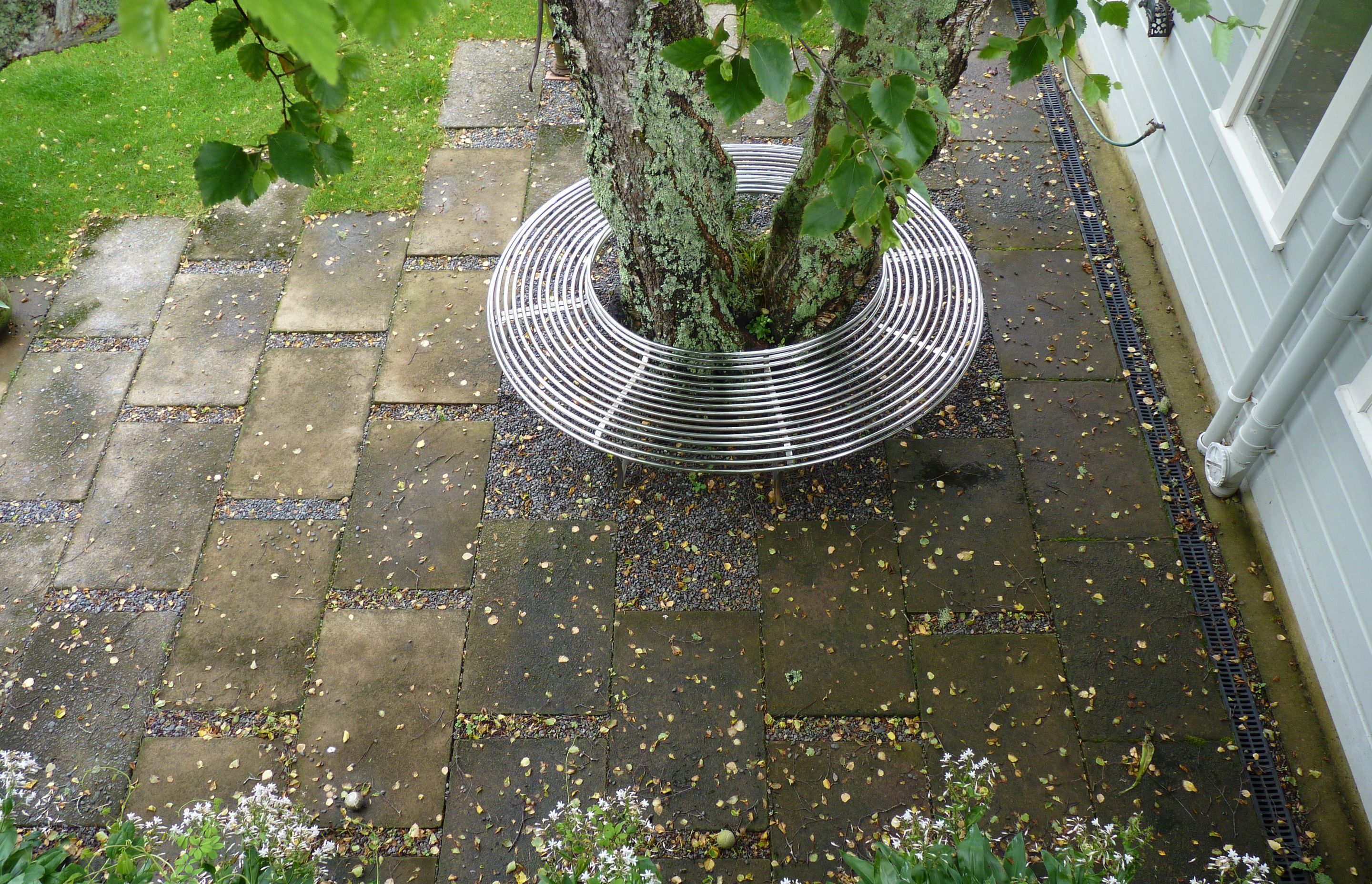 We relaid the existing concrete pavers in a new pattern around the base of the tree, to improve drainage and create a hard surface under the new washing line