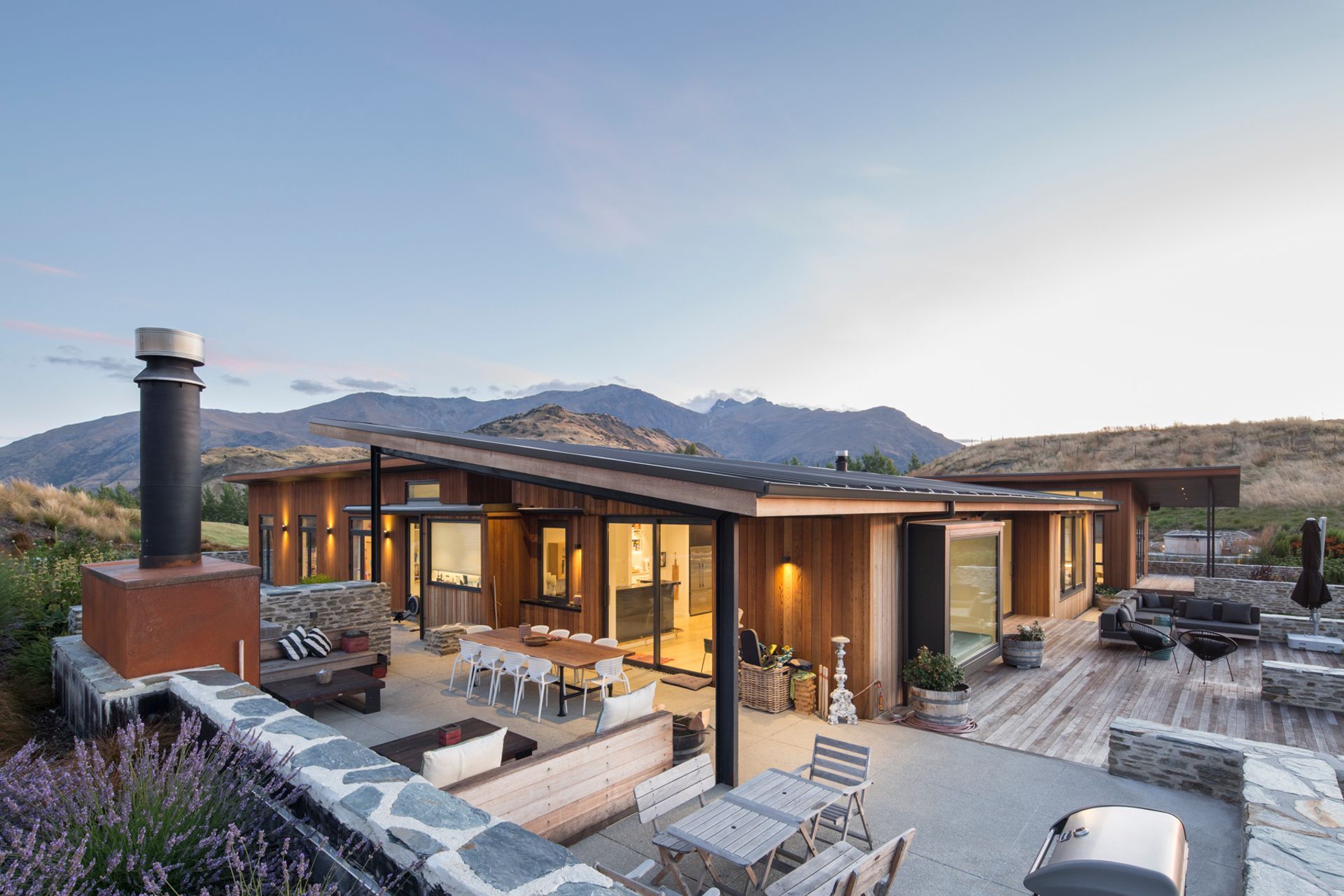 The building platform was in a natural depression, so in order to make the most of the views, the architect designed the home with a monopitch roof form.