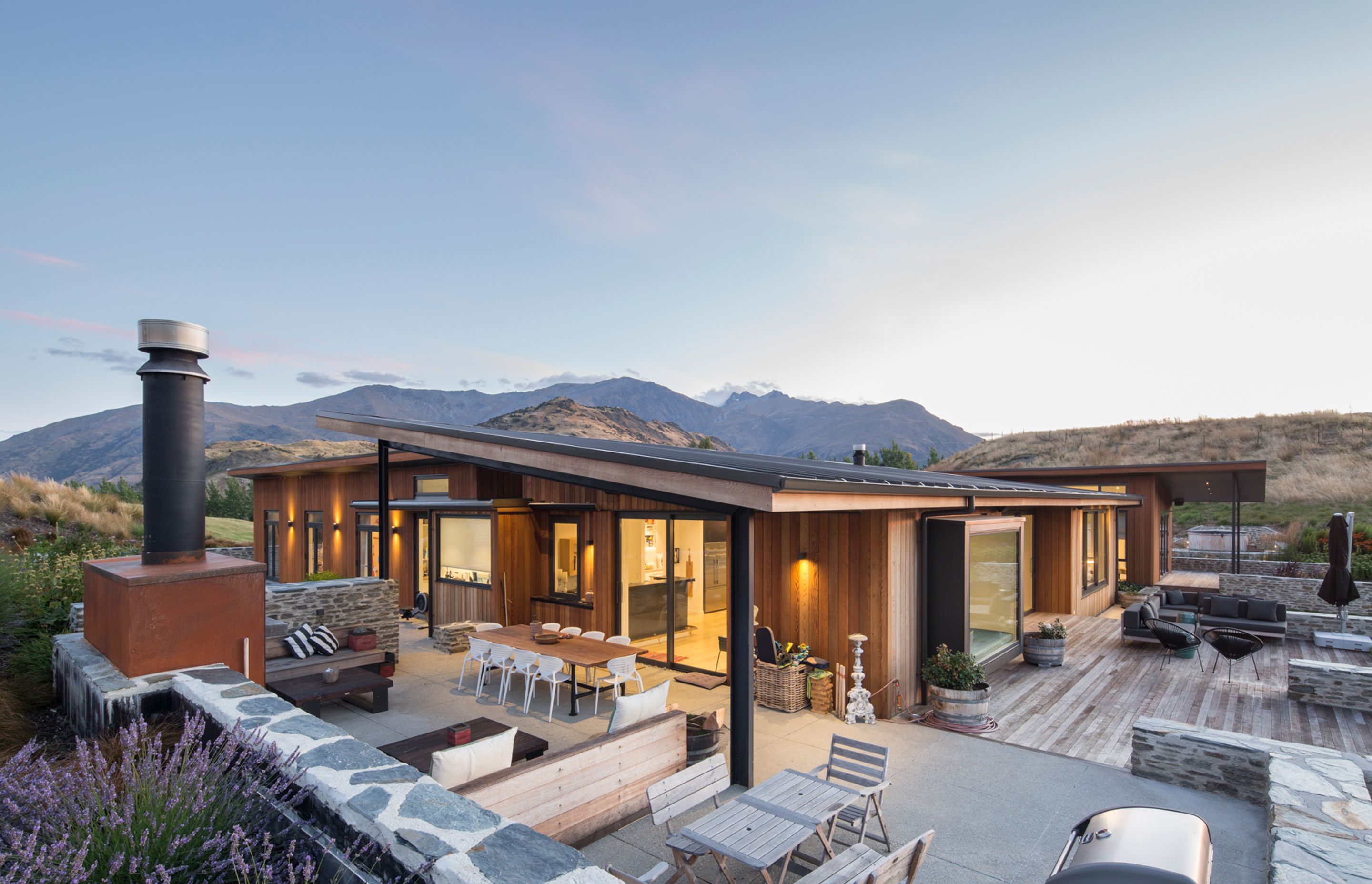 The building platform was in a natural depression, so in order to make the most of the views, the architect designed the home with a monopitch roof form.