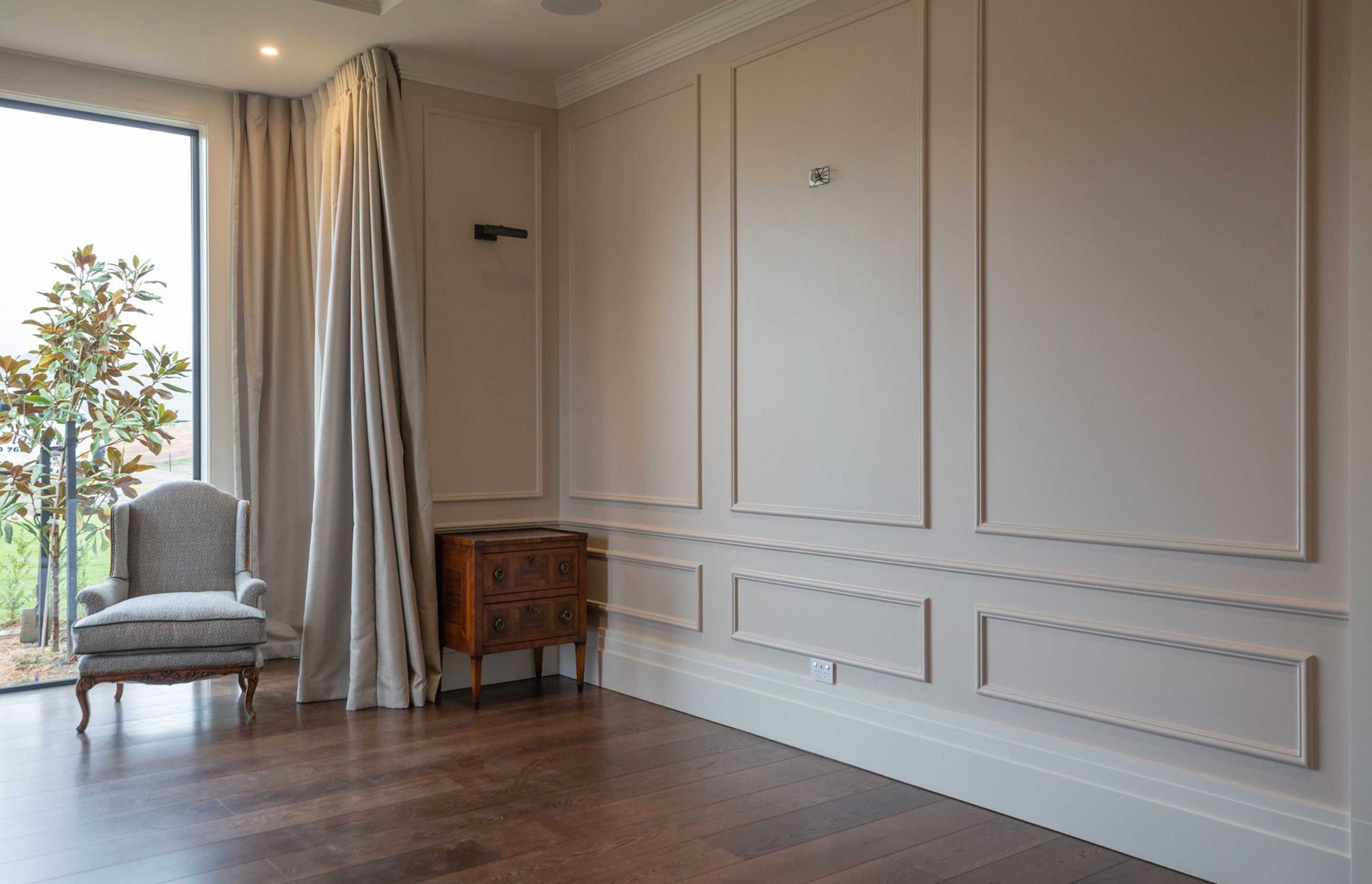 Custom-made fibrous boxed wall panels with cornices