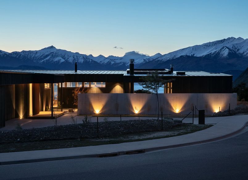Lake and mountain views: Black Peak House