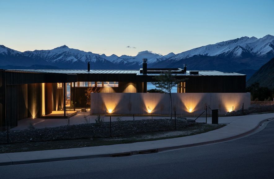 Lake and mountain views: Black Peak House