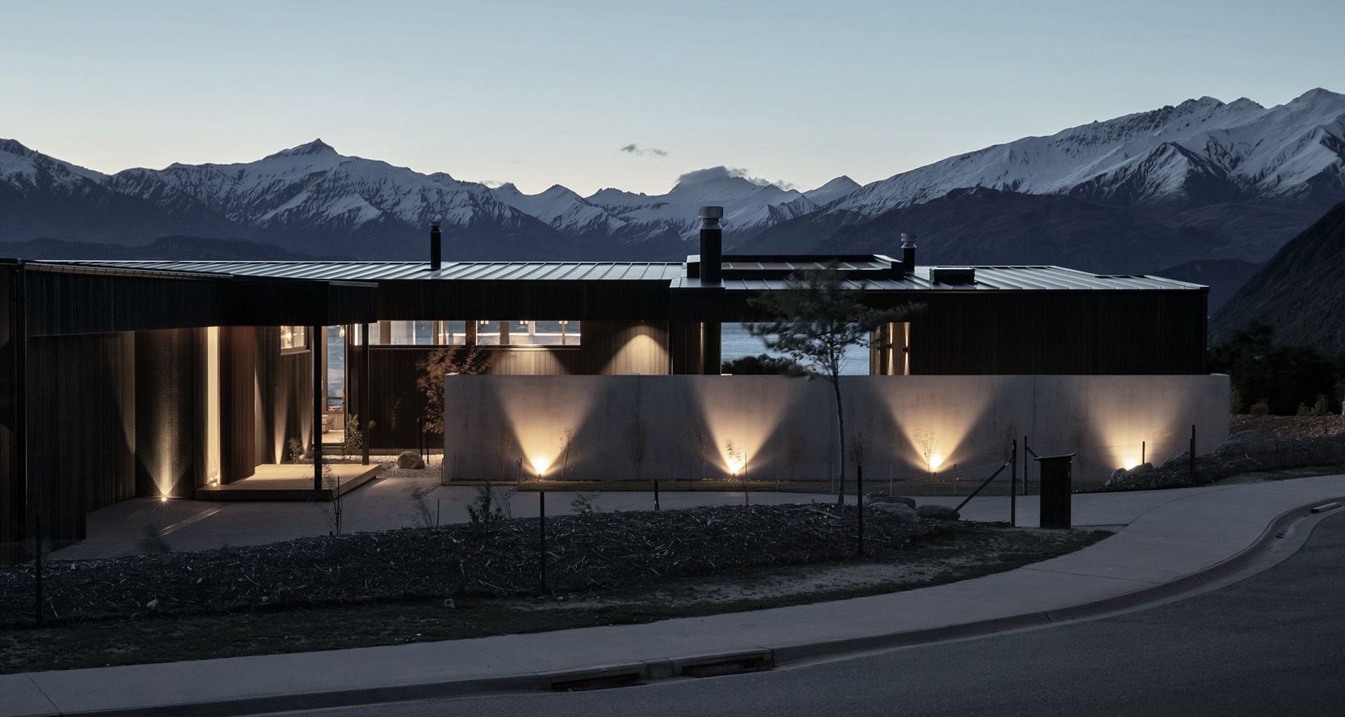 Lake and mountain views: Black Peak House banner
