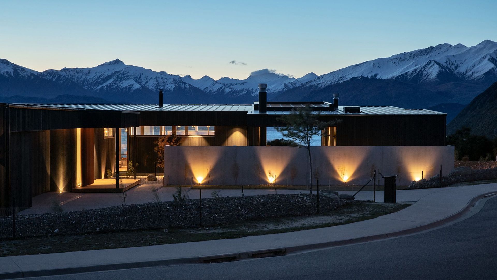 Lake and mountain views: Black Peak House banner