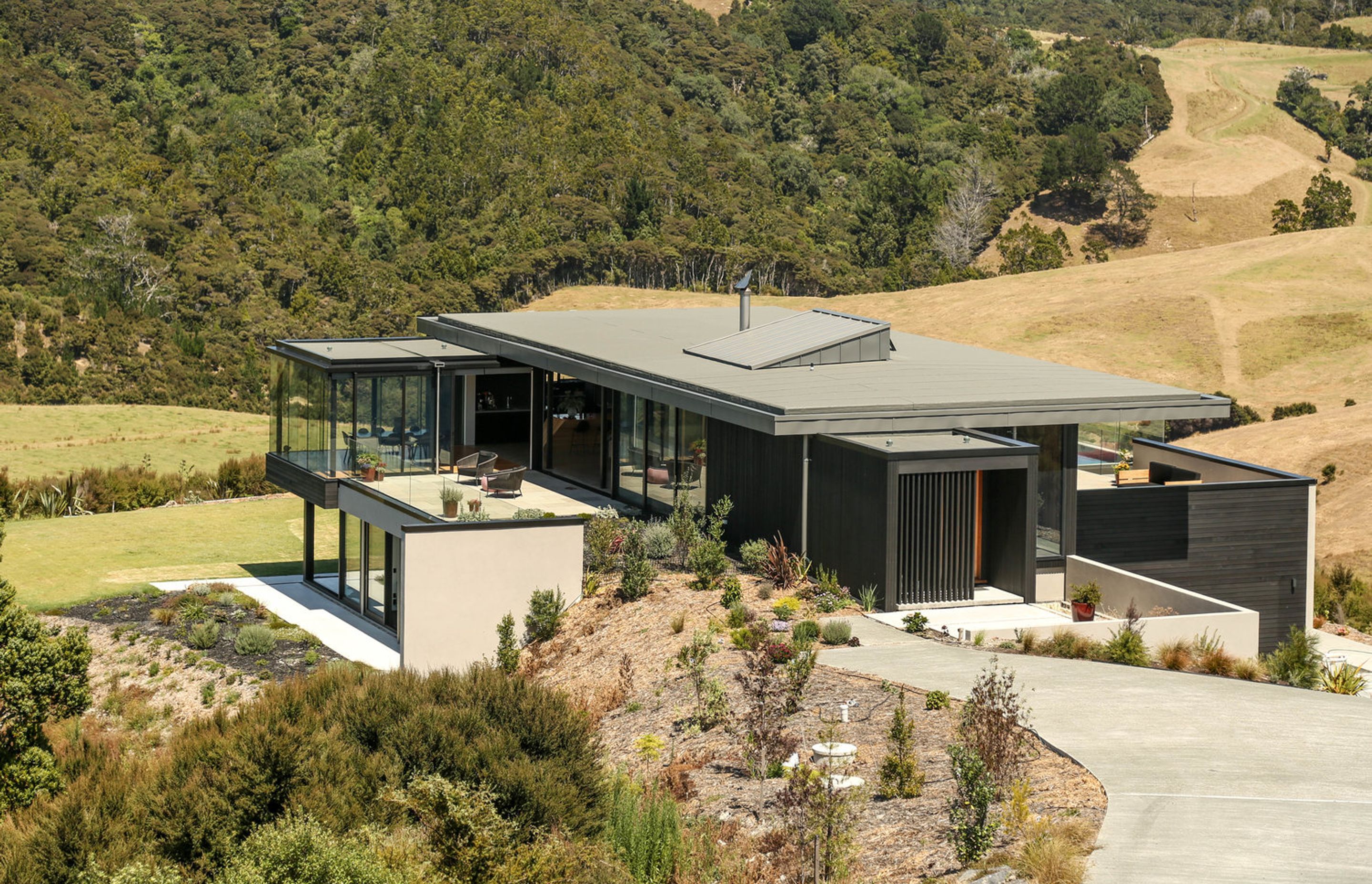 The scale of the house can be seen better from the path to the entrance showing the rear courtyard next to the dining area.