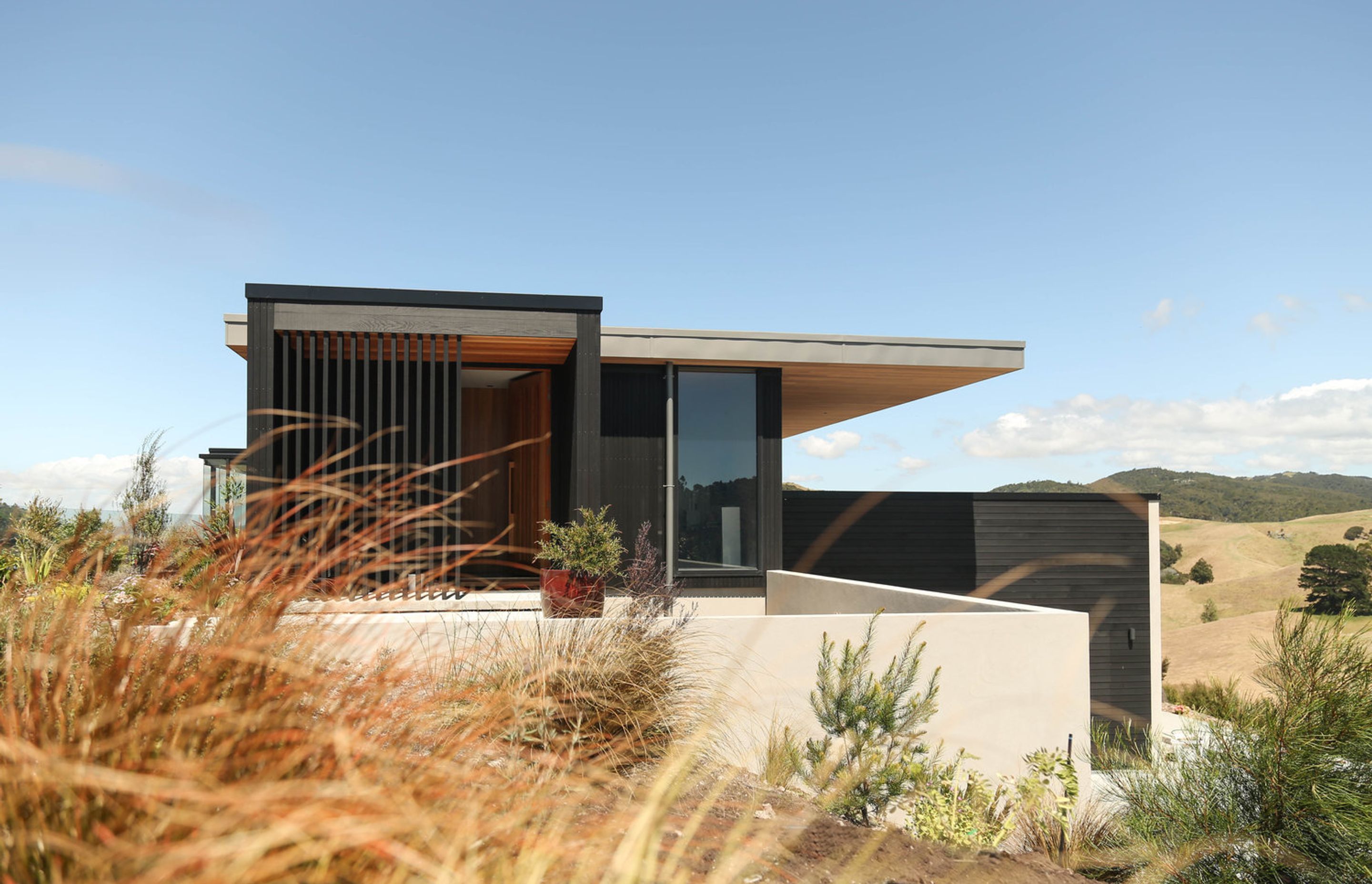 While seemingly geometric in form, a screened entranceway continues the driveway's spiralling shape into a spiral circulation plan.