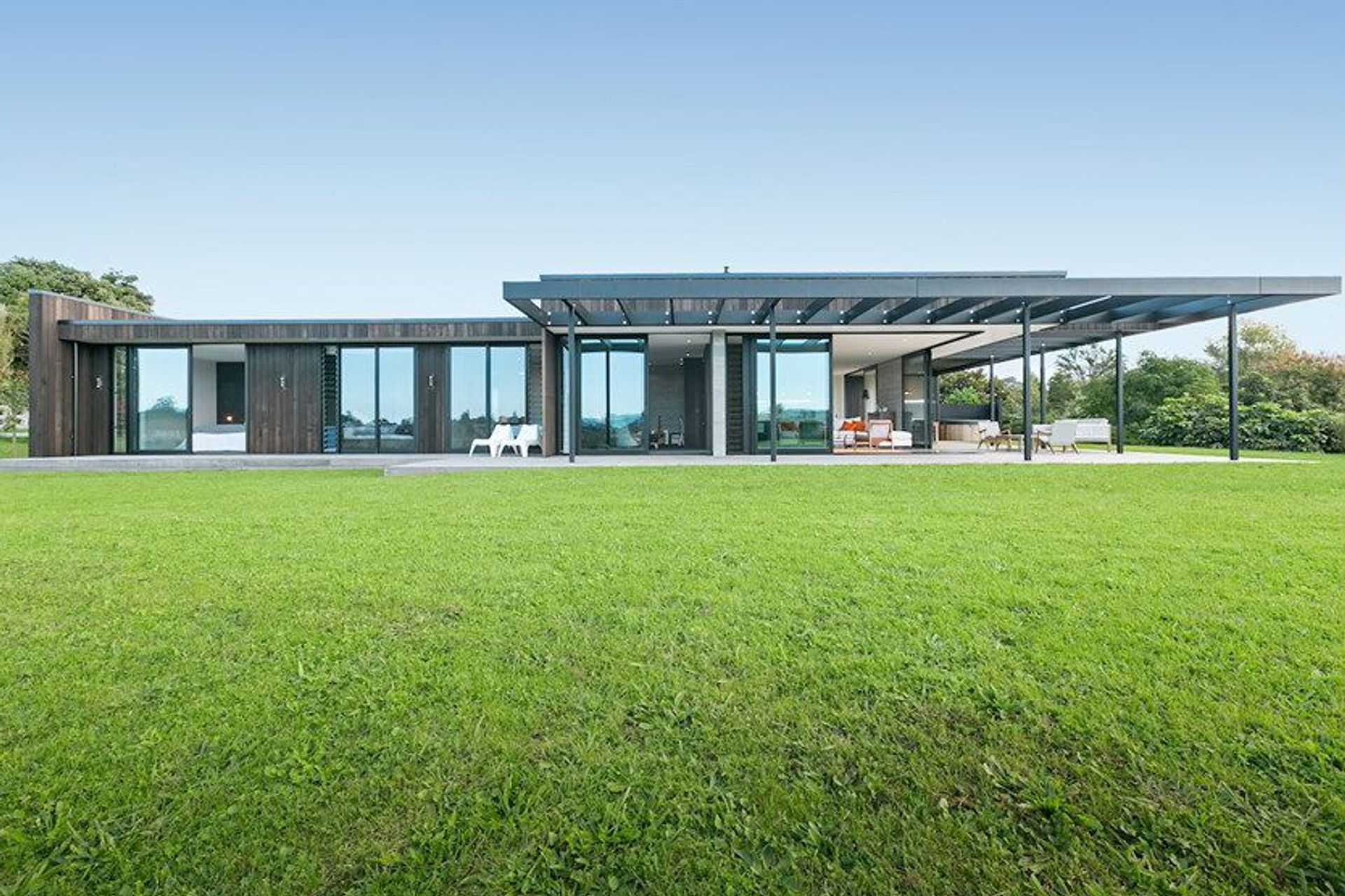 Inspired by California’s mid-century modern architecture movement, this contemporary Katikati home employs clean lines, light airy volumes and extensive glazing. 