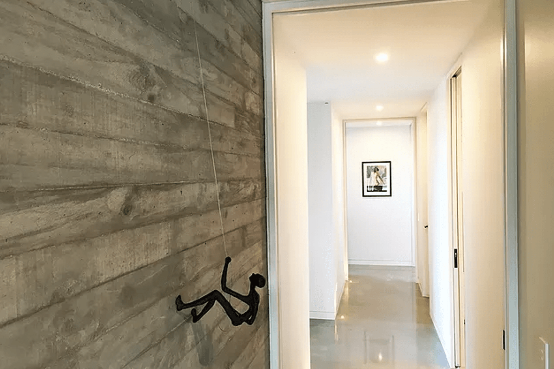 Timber-grain, in situ board-form concrete walls