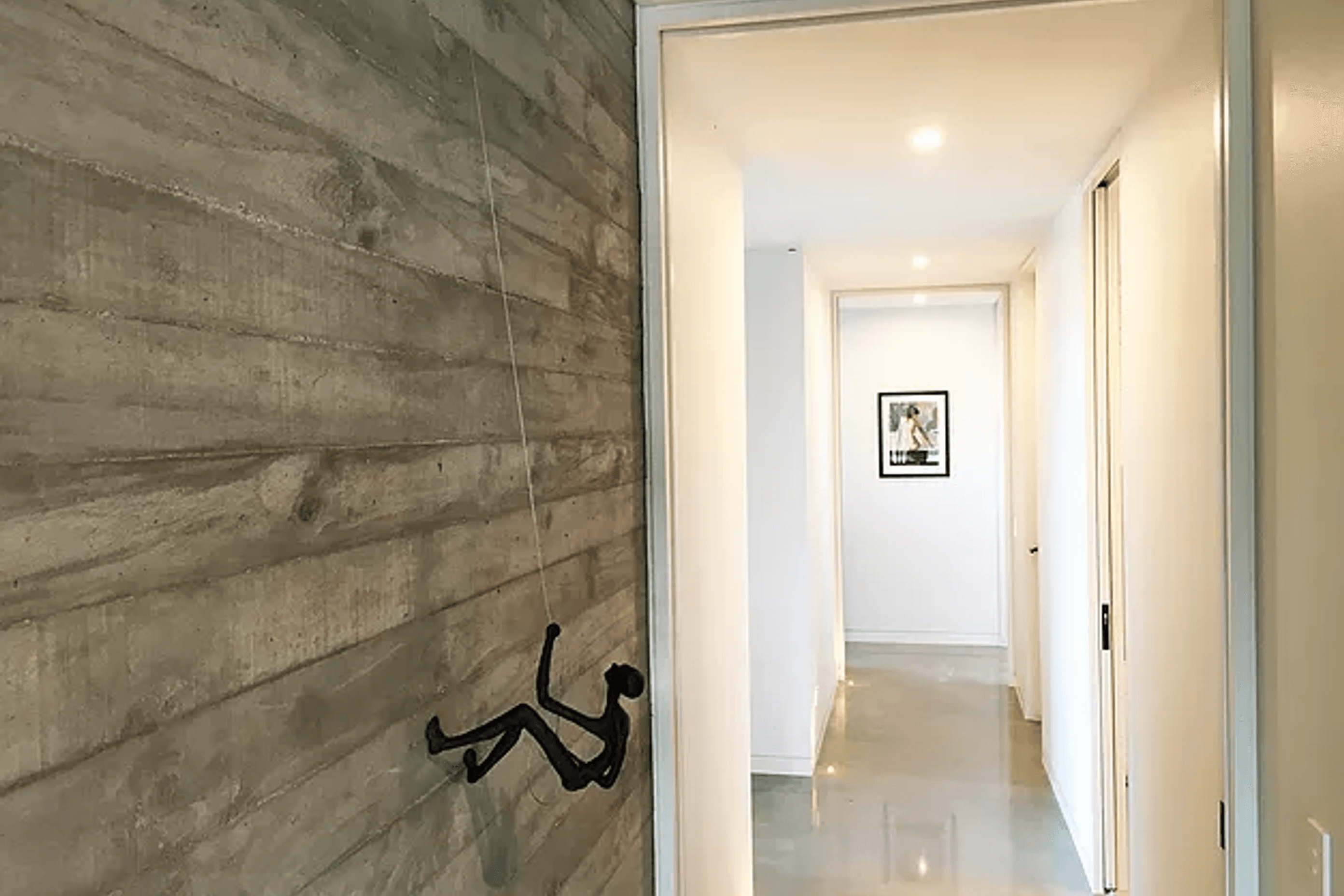 Timber-grain, in situ board-form concrete walls