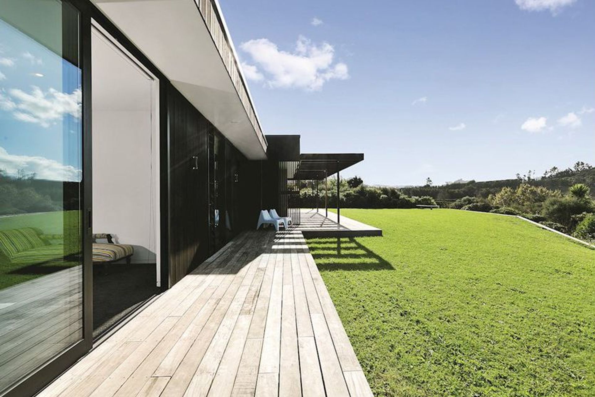 Utilising the site’s northfacing perspective, the home delivers full east-to-west living spaces and vistas.