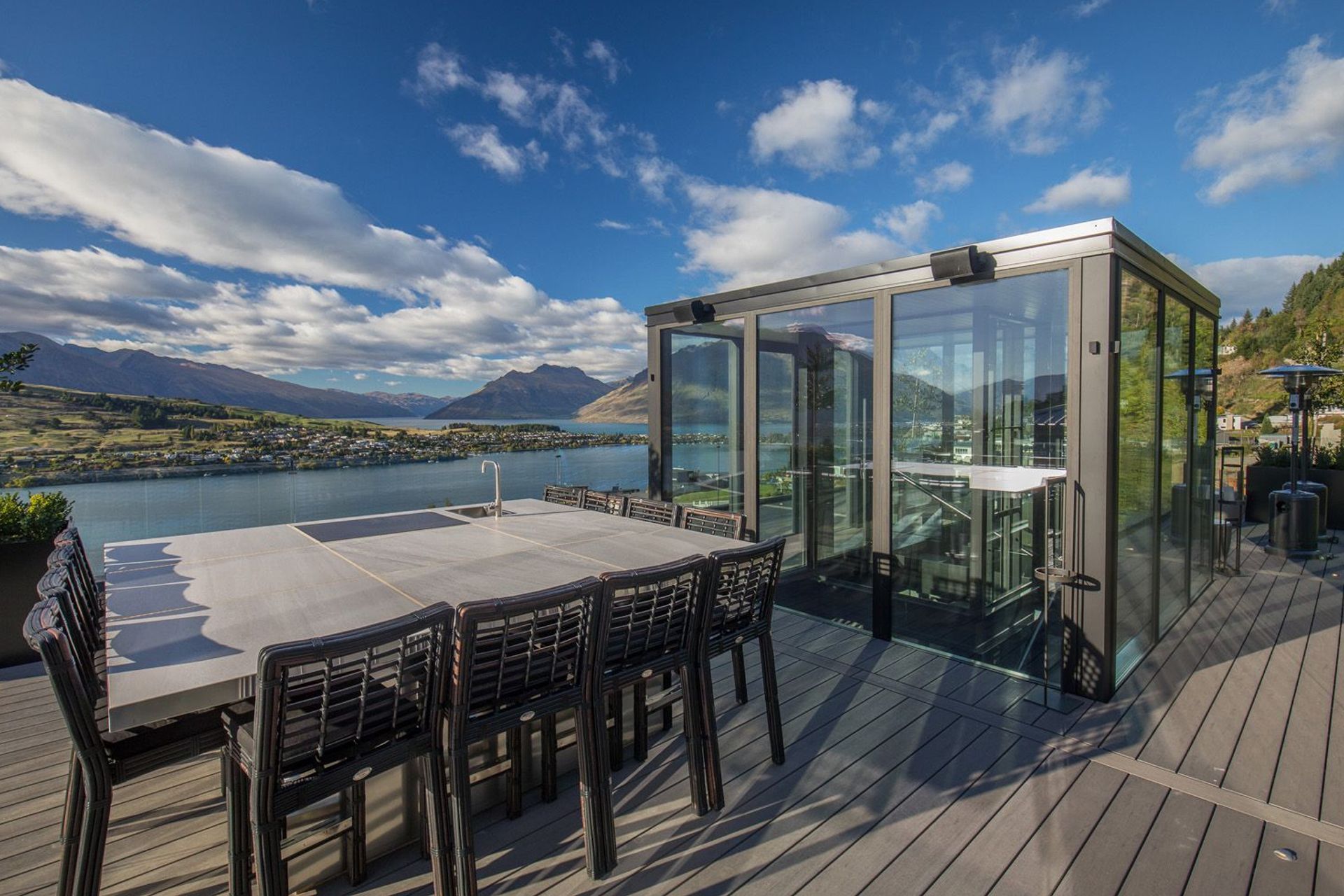 On the rooftop, a teppanyaki bar for 12 people enjoys views over the lake, accessed from the stair and lift shaft that acts like a lightwell, drawing sunlight into the core of the home.