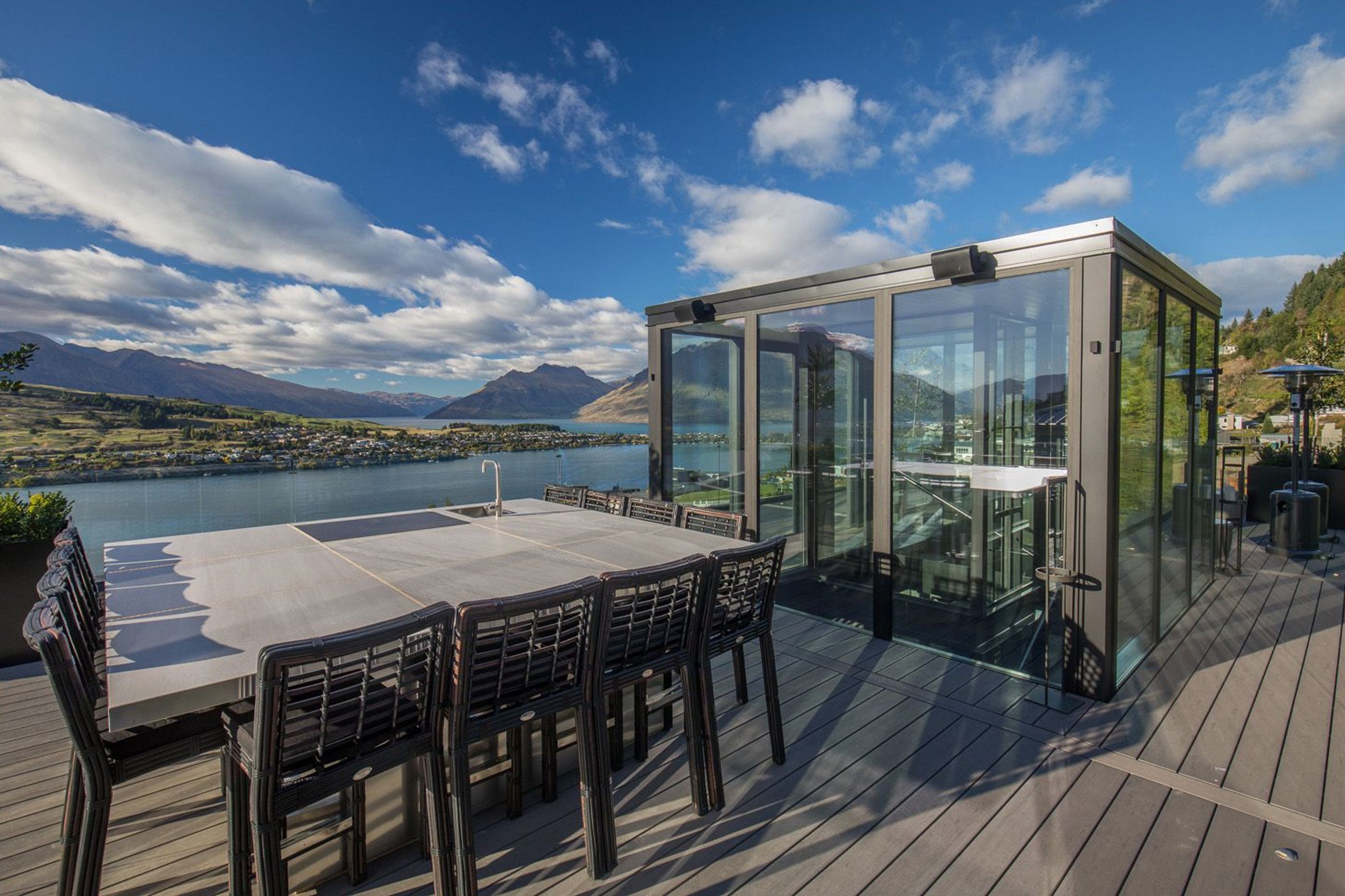 On the rooftop, a teppanyaki bar for 12 people enjoys views over the lake, accessed from the stair and lift shaft that acts like a lightwell, drawing sunlight into the core of the home.