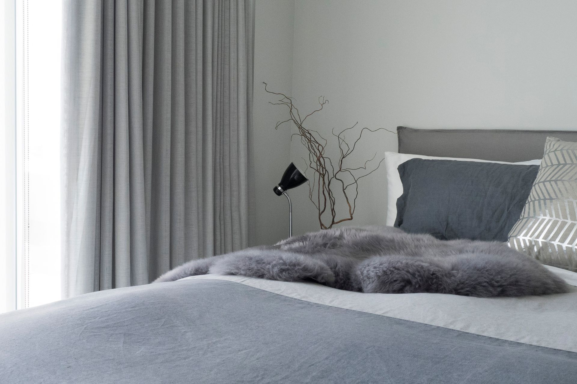 Relaxed and tactile bedroom.