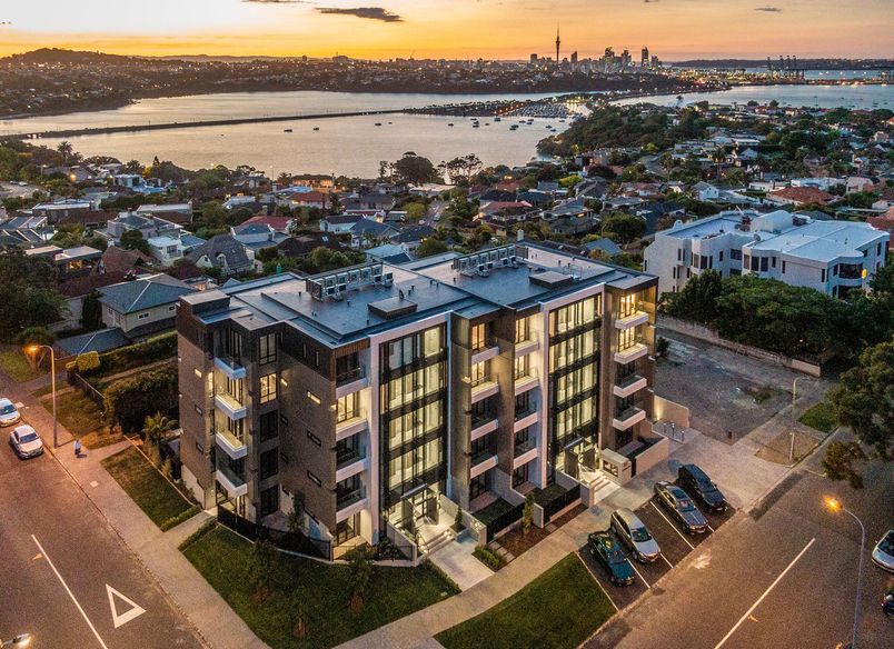 Coates Ave Apartment