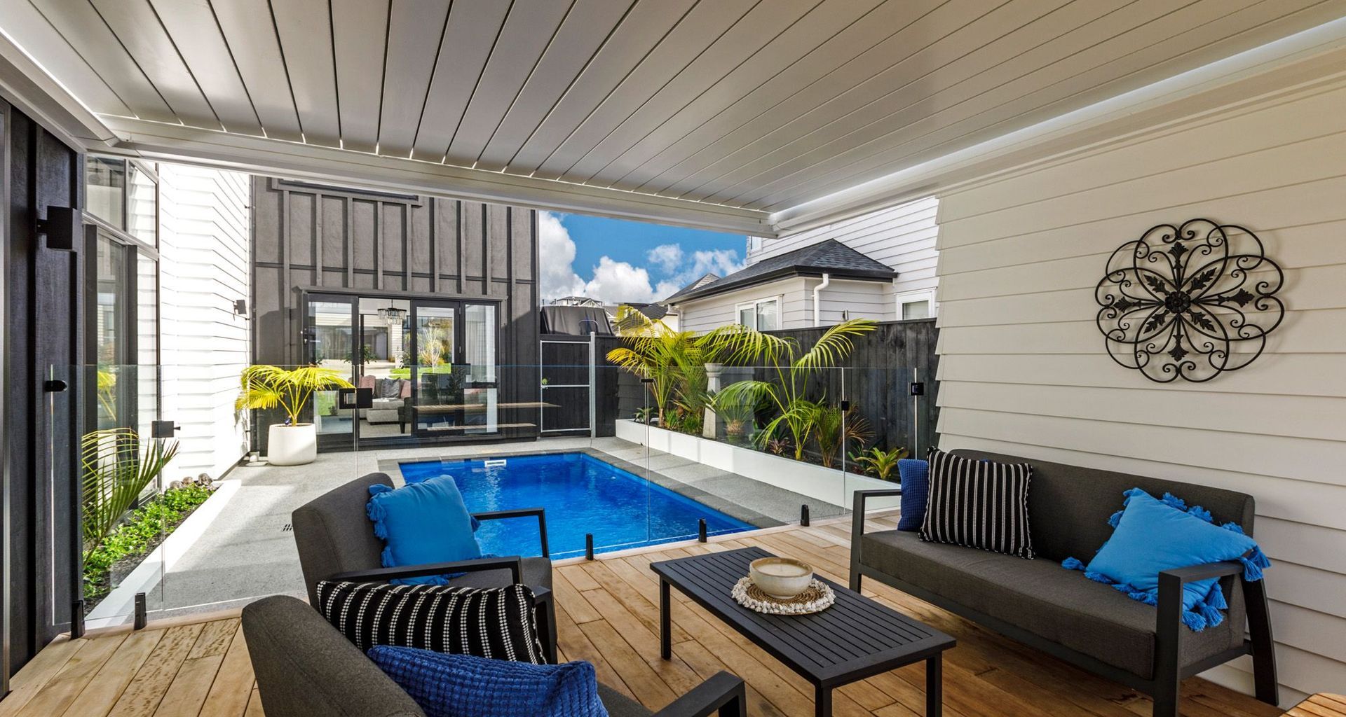 Colonial Drive, Millwater banner
