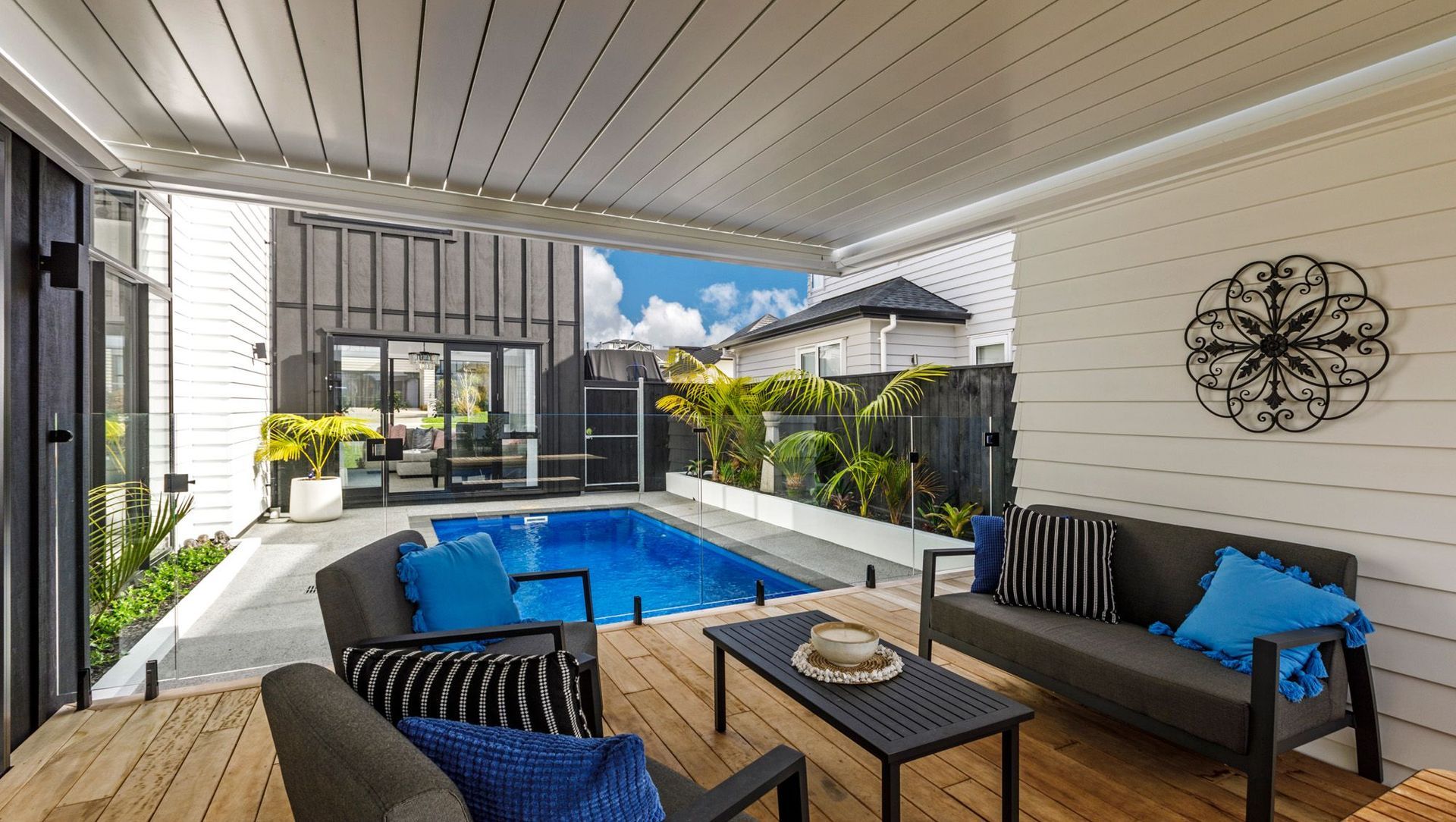 Colonial Drive, Millwater banner