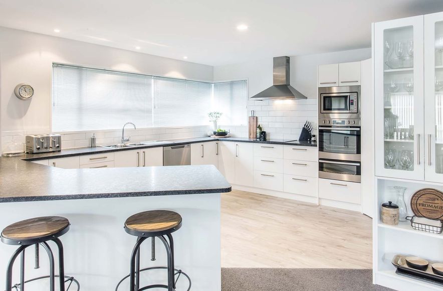 Contemporary Entertainer’s Kitchen