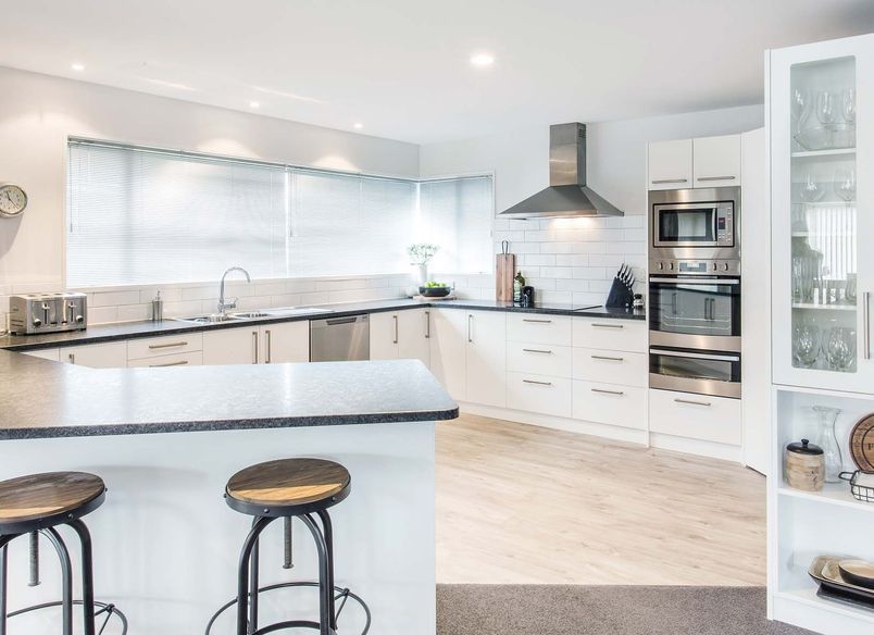 Contemporary Entertainer’s Kitchen