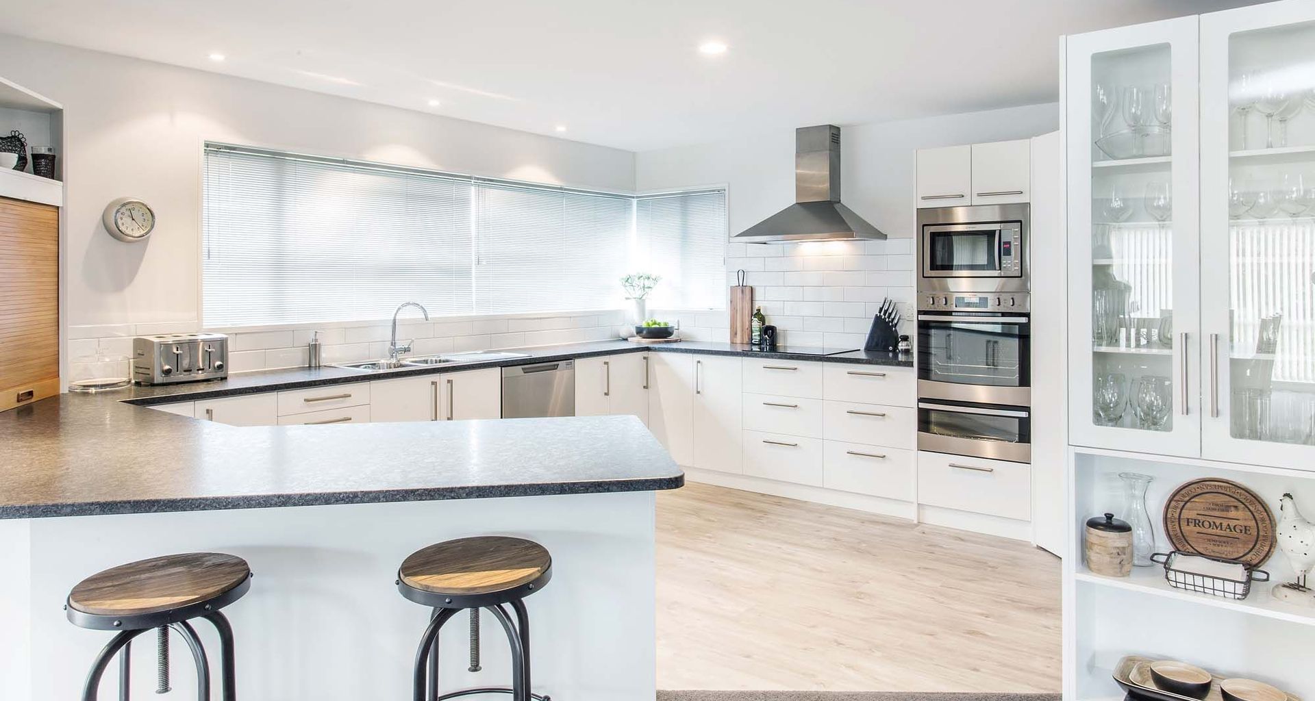 Contemporary Entertainer’s Kitchen banner