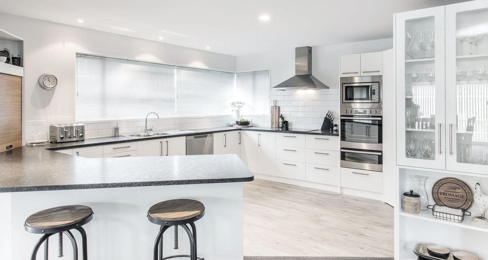 Contemporary Entertainer’s Kitchen banner