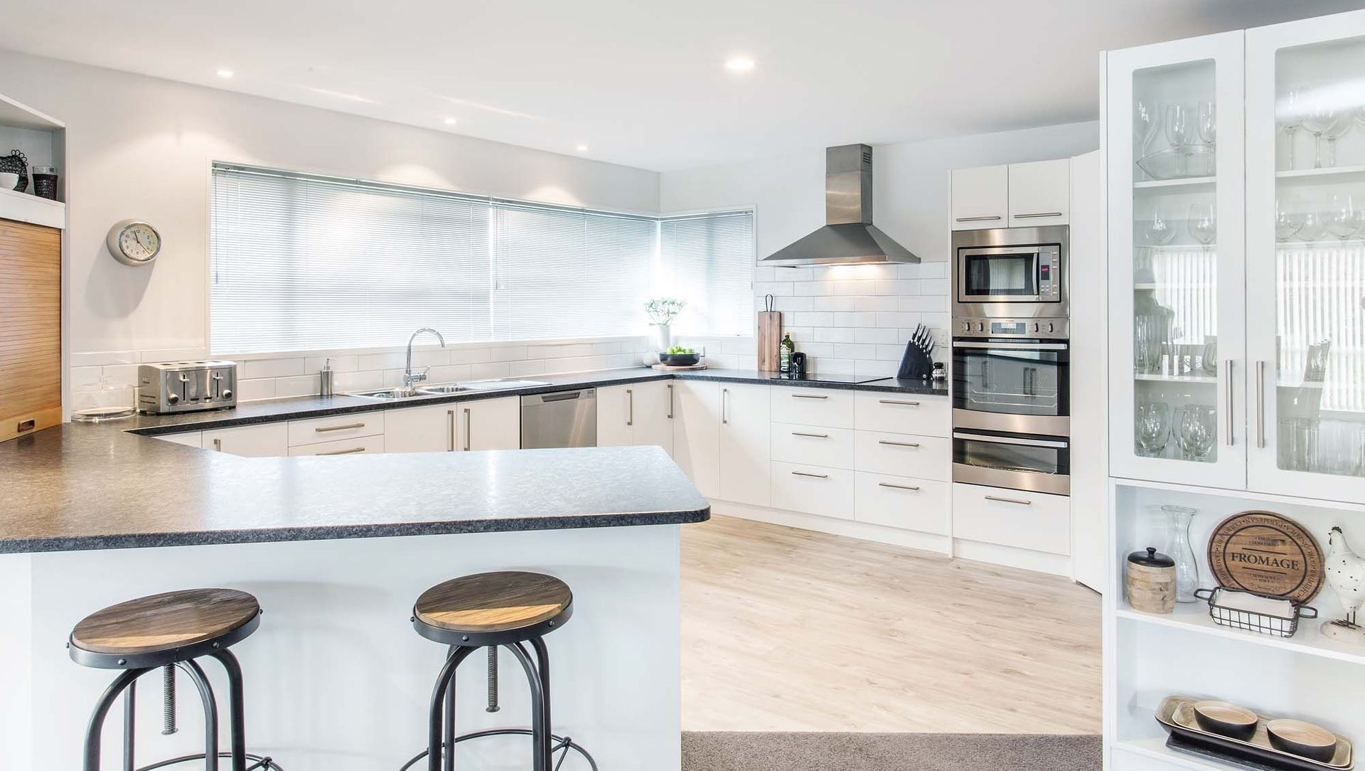Contemporary Entertainer’s Kitchen banner
