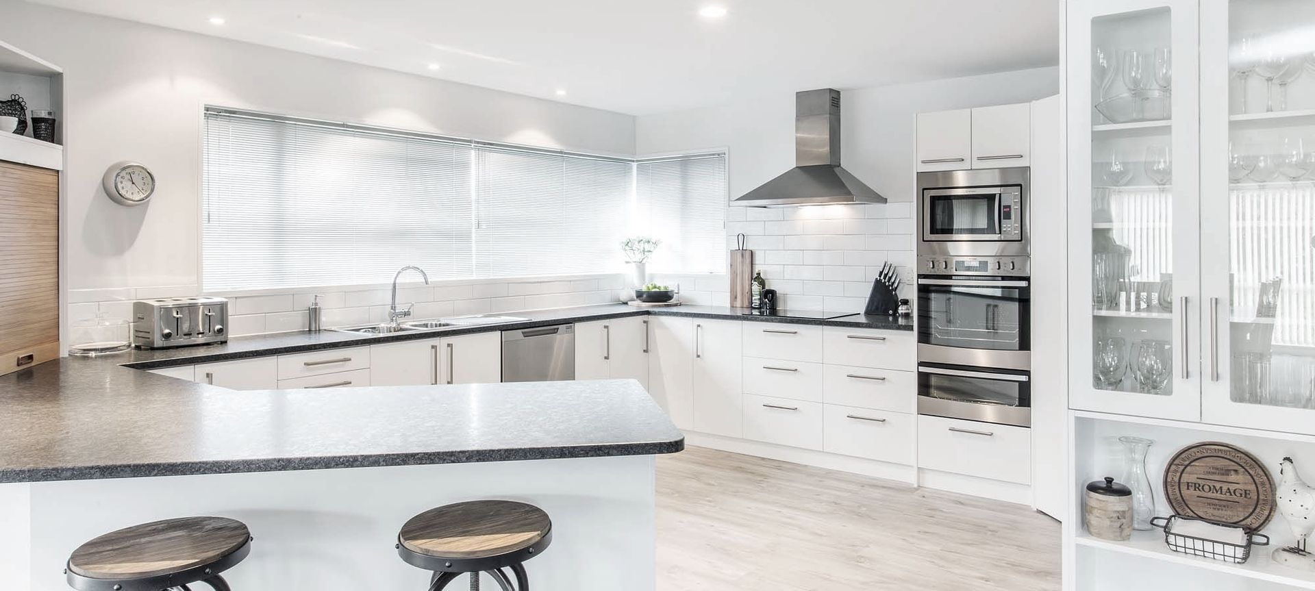 Contemporary Entertainer’s Kitchen banner