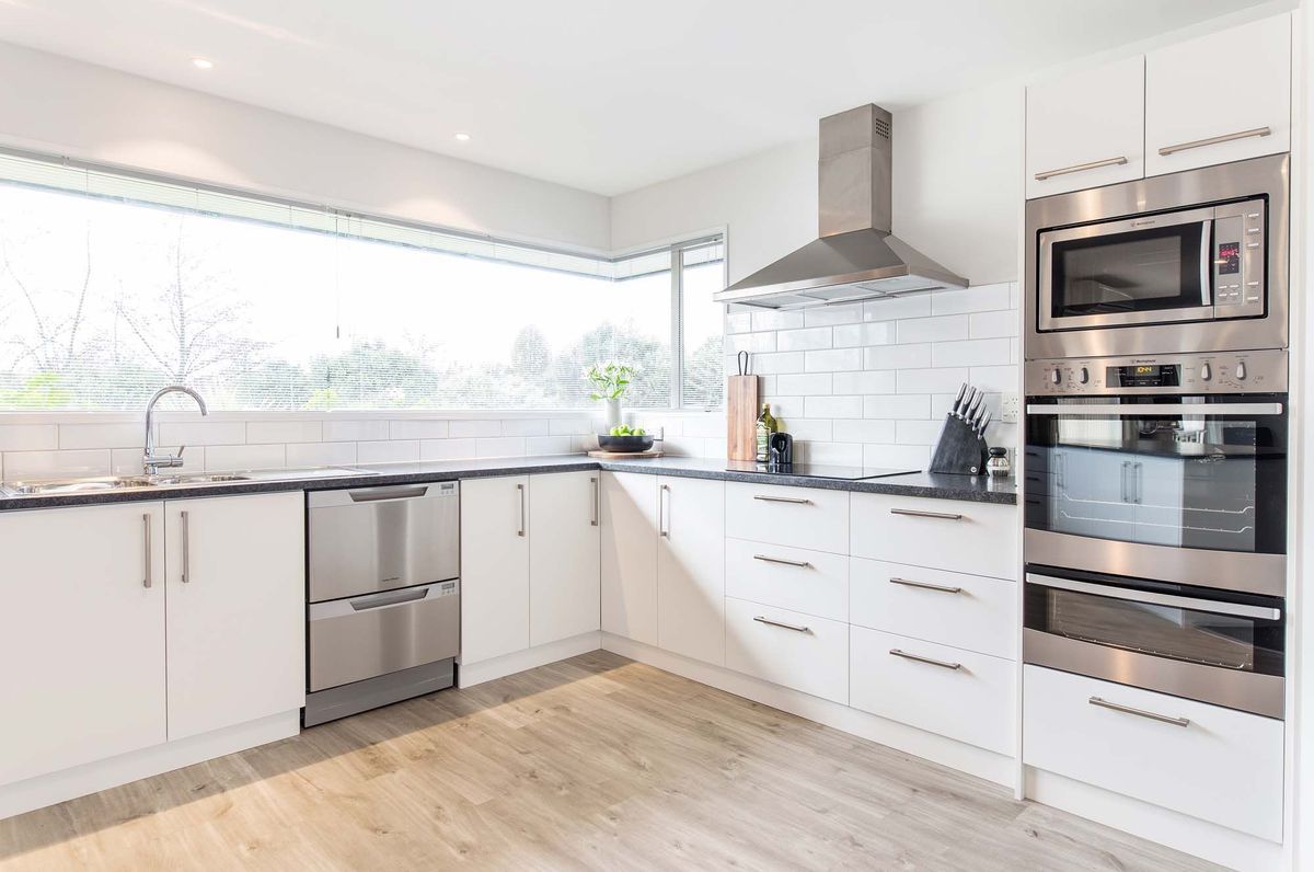 Contemporary Entertainer’s Kitchen