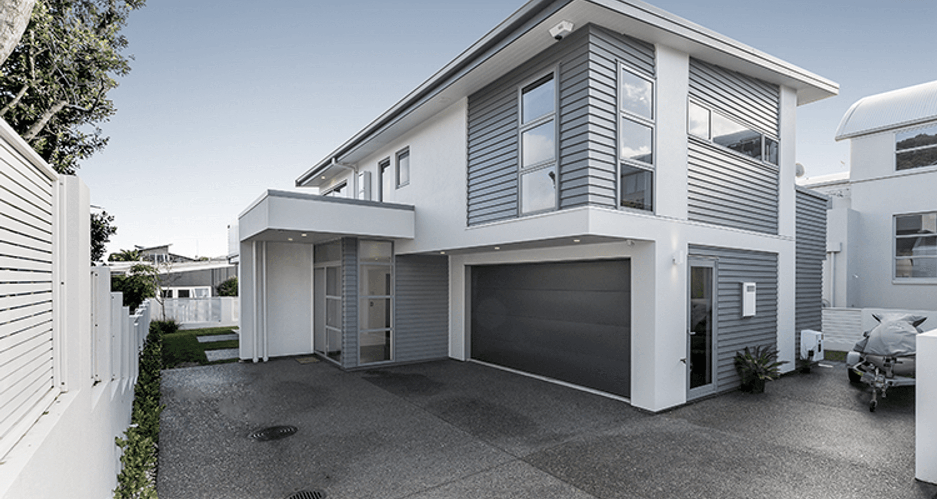 Cloaked in time-tested timber weatherboard and aerated concrete, this residence promises to stand up to the coastal environment