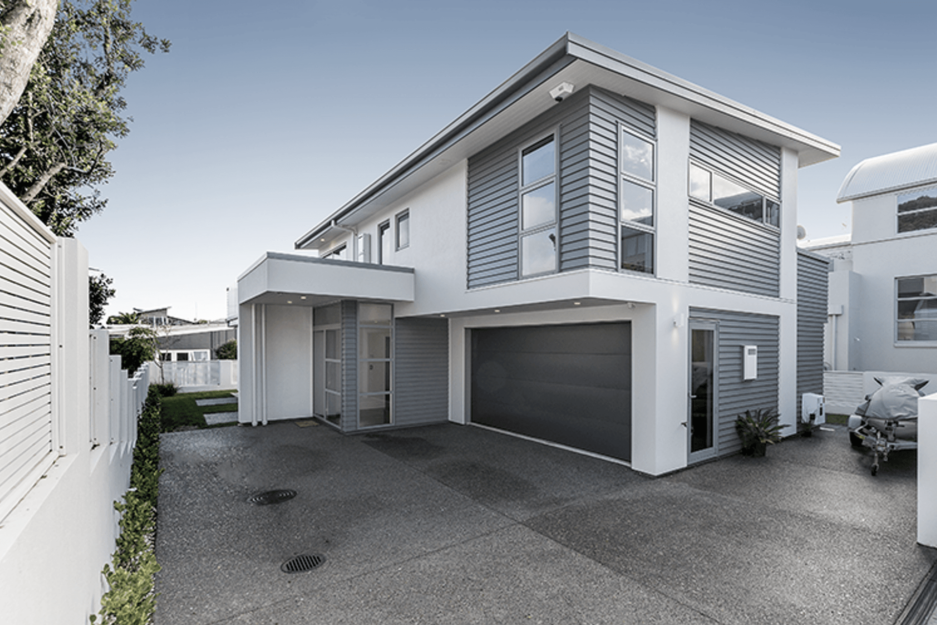 Cloaked in time-tested timber weatherboard and aerated concrete, this residence promises to stand up to the coastal environment
