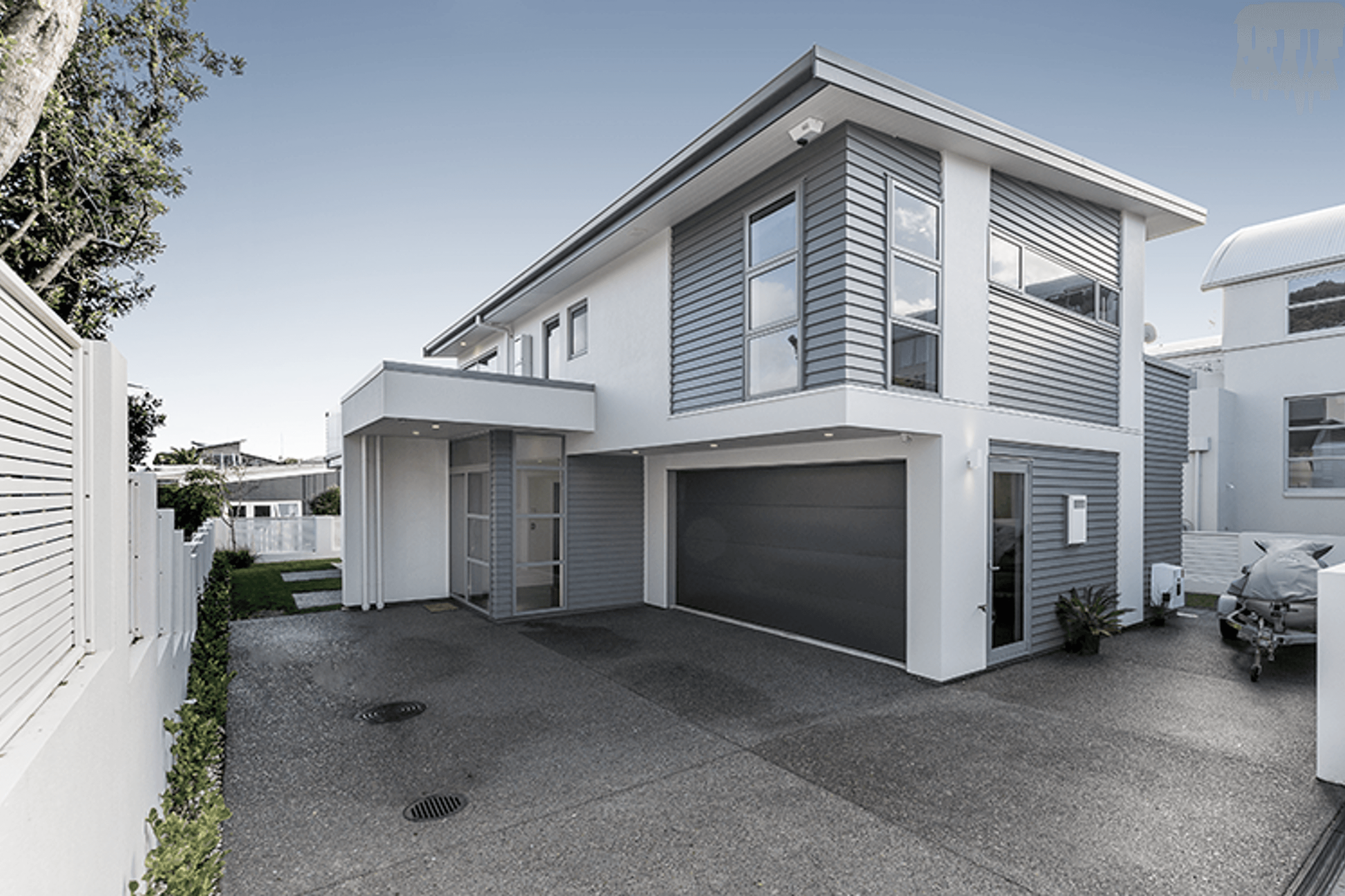 Cloaked in time-tested timber weatherboard and aerated concrete, this residence promises to stand up to the coastal environment