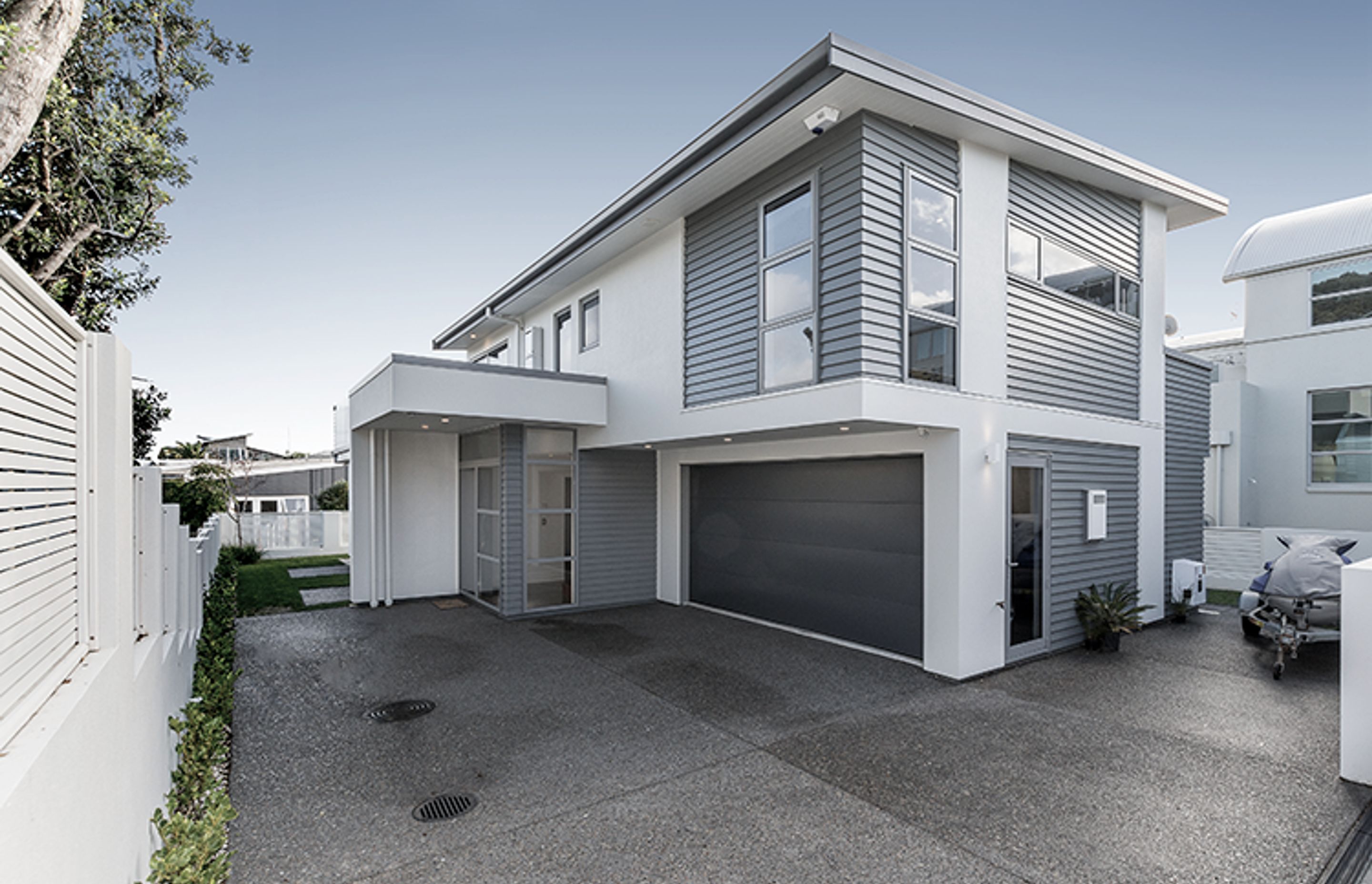 Cloaked in time-tested timber weatherboard and aerated concrete, this residence promises to stand up to the coastal environment