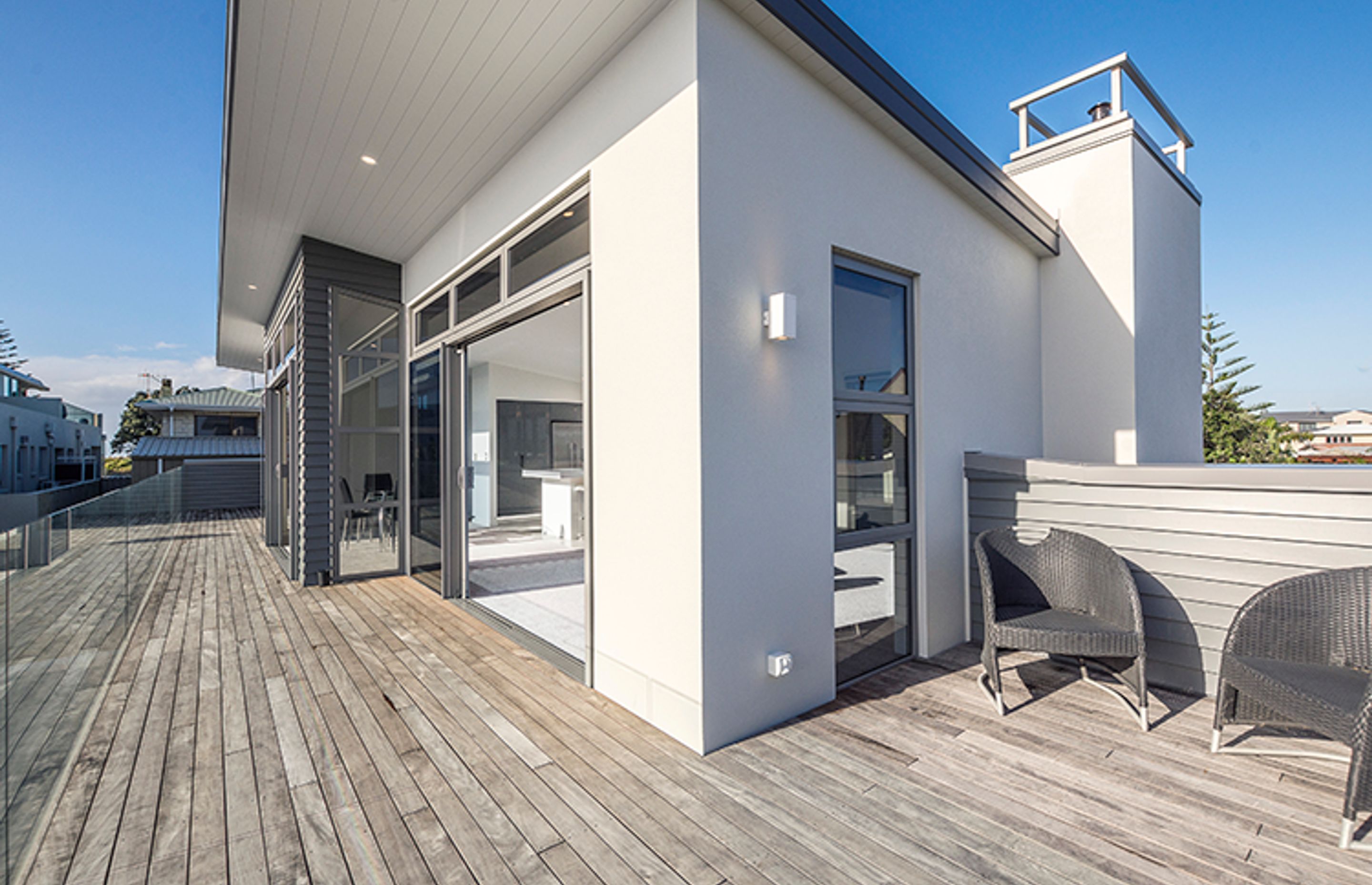 Hues of grey coupled with white stone sit perfectly in this seaside location, a nod to the gulls that visit the beach.