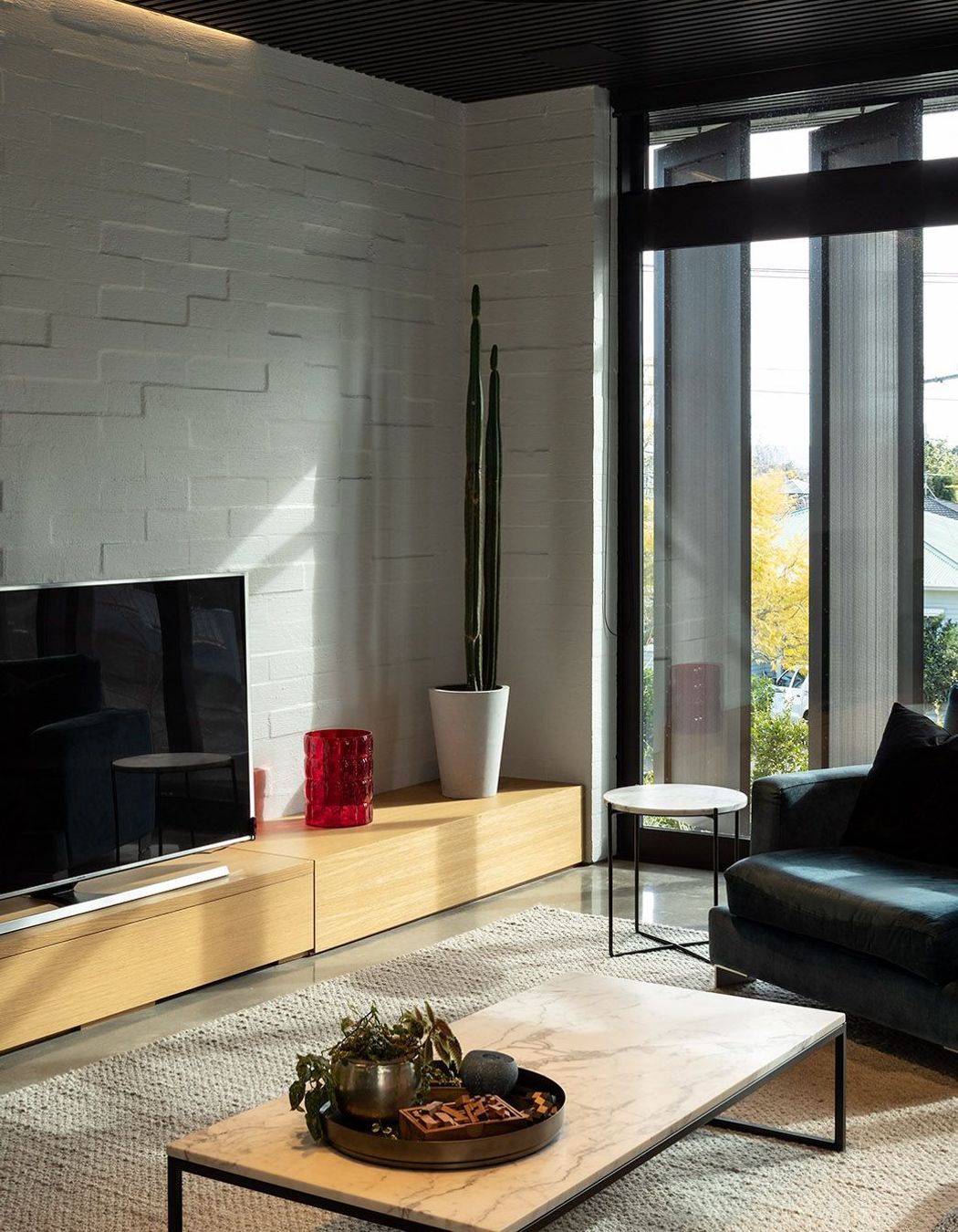 The external vertical aluminium screens allow for shelter or sun, as desired.