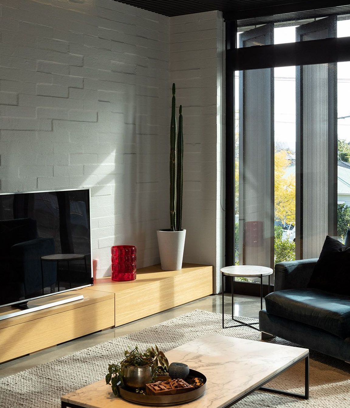 The external vertical aluminium screens allow for shelter or sun, as desired.