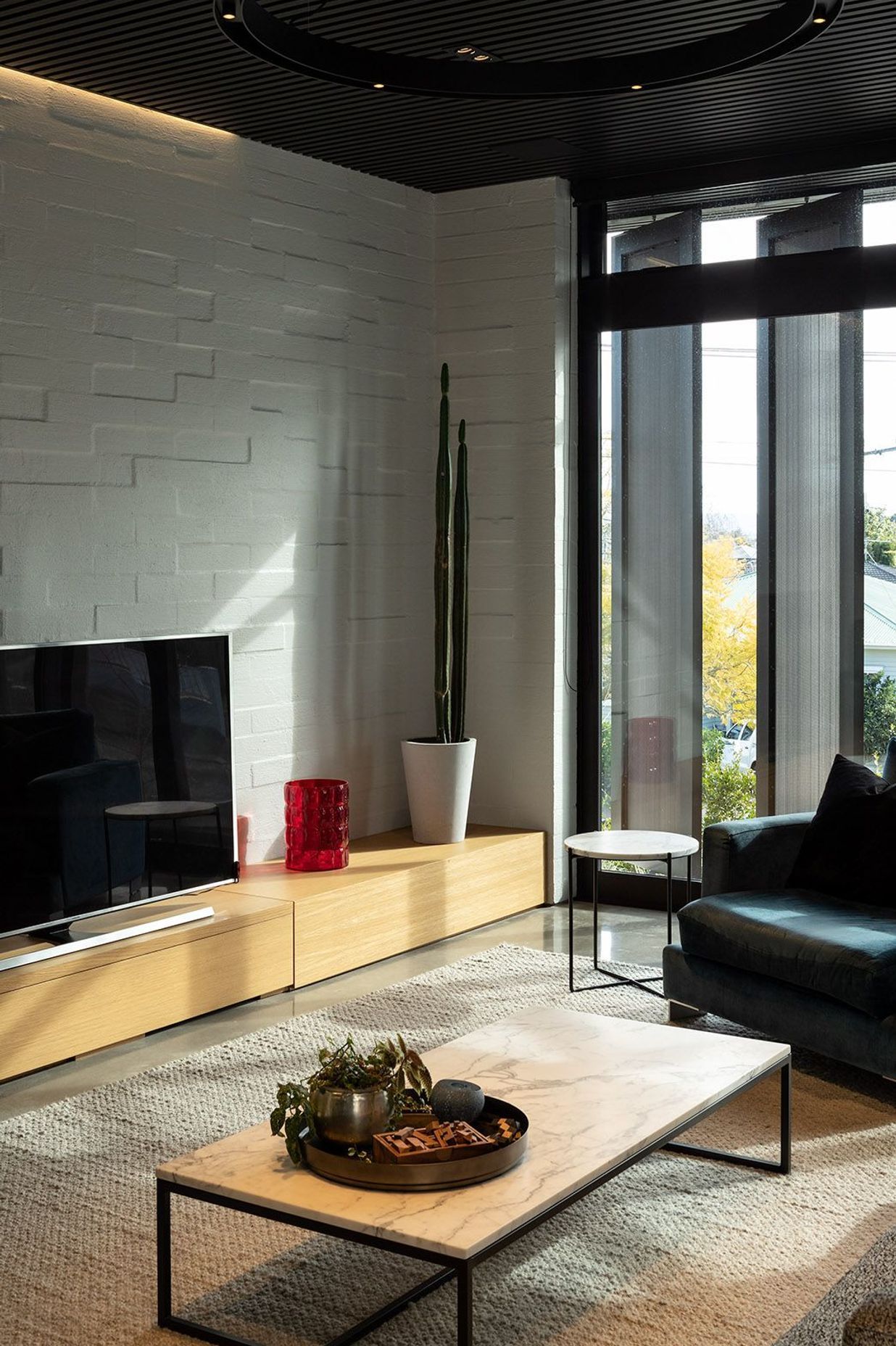 The external vertical aluminium screens allow for shelter or sun, as desired.