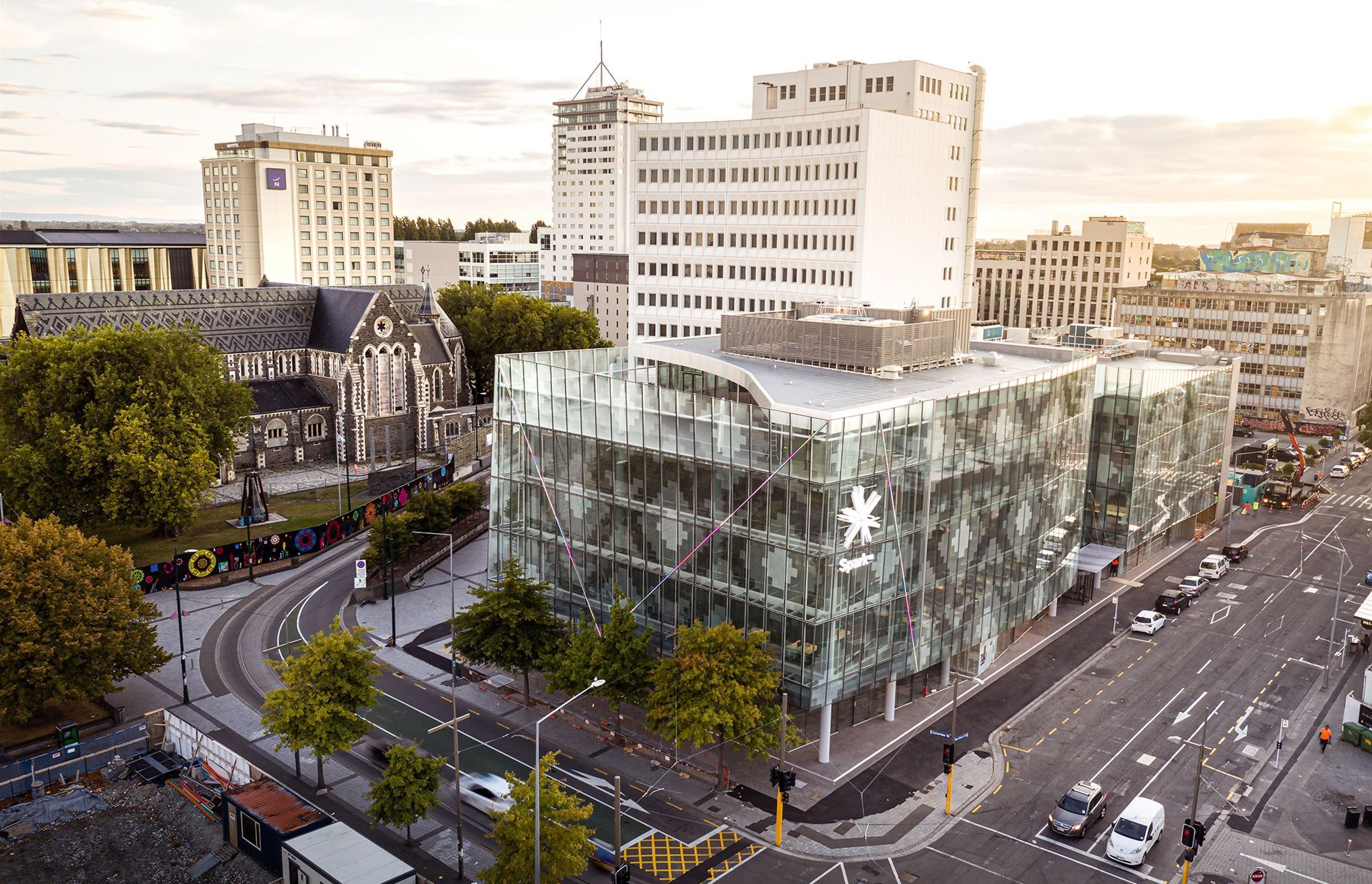 Geometric patterns in the glazing are based on the slate roof of the neighbouring Gothic-style ChristChurch Cathedral, which is currently being rebuilt following substantial quake damage.