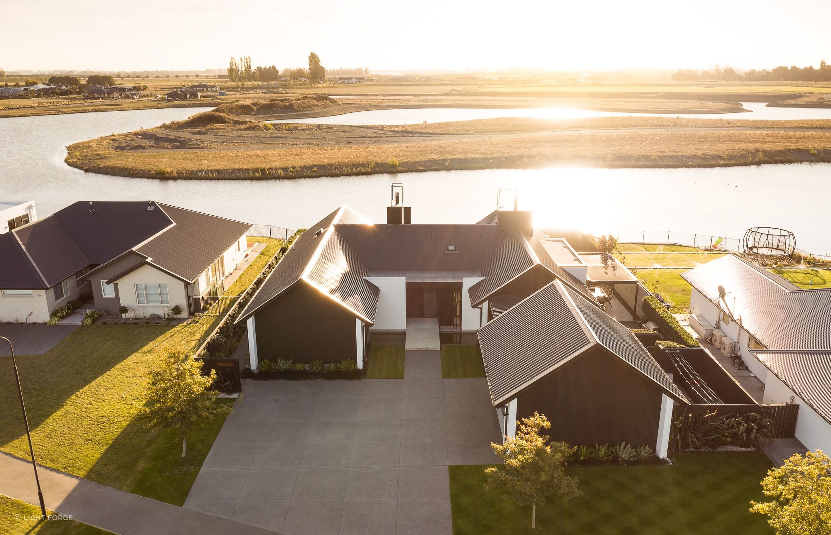 Programmatically, the house reads as two linked pavilions in an elongated, asymmetrical H shape with bedrooms in one pavilion and living in the other.