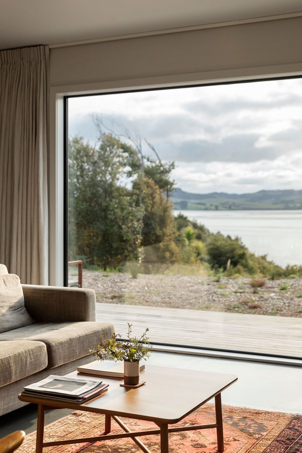 Designed as a space in which to do yoga and take in the views, the living area is both insular and open to the surrounds.