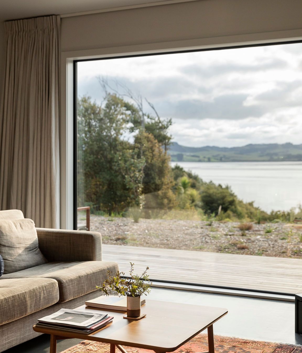 Designed as a space in which to do yoga and take in the views, the living area is both insular and open to the surrounds.