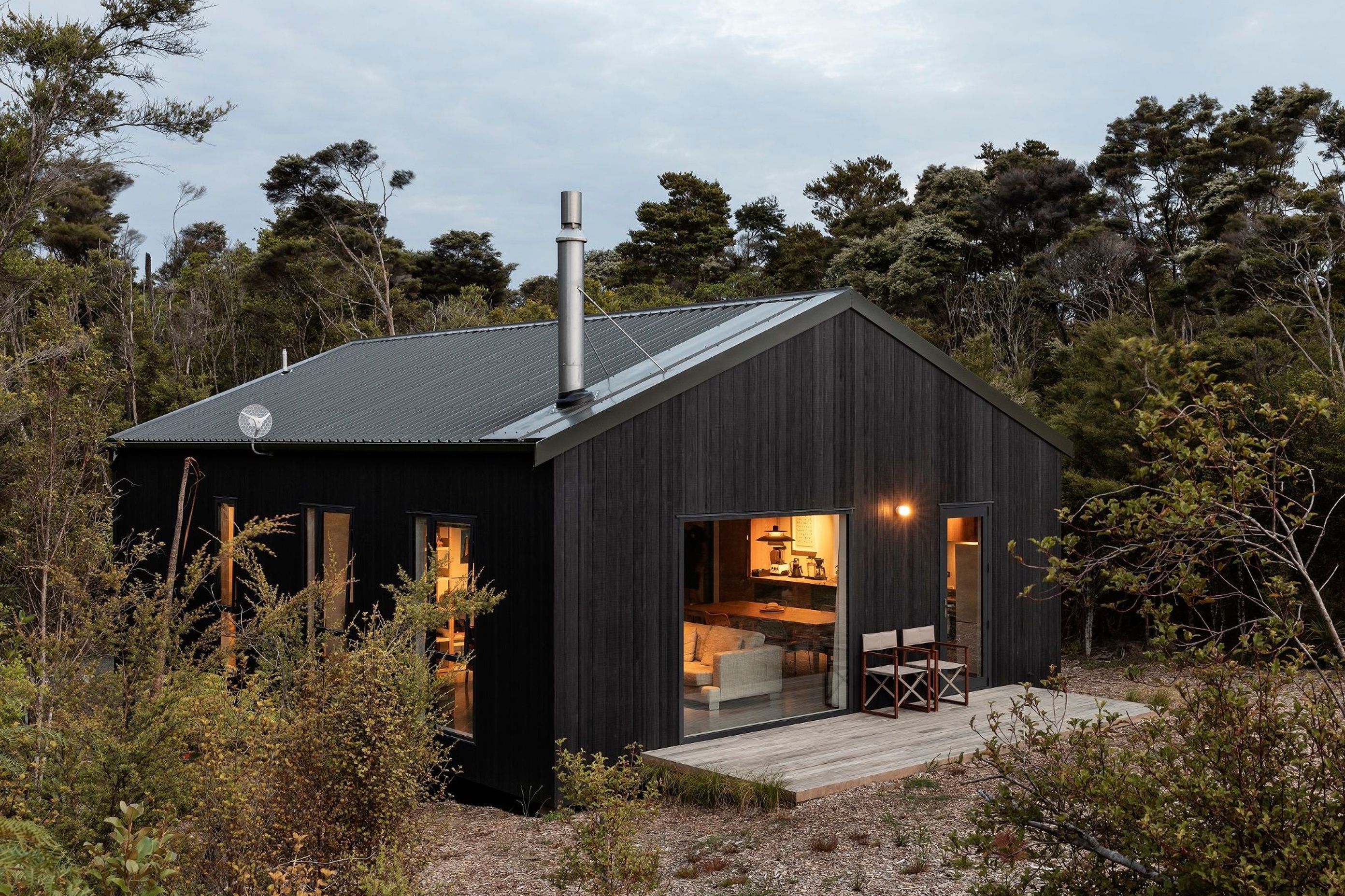The Abodo cladding and deep green corrugated roof fit perfectly into the native bushcape that surrounds this rural retreat.