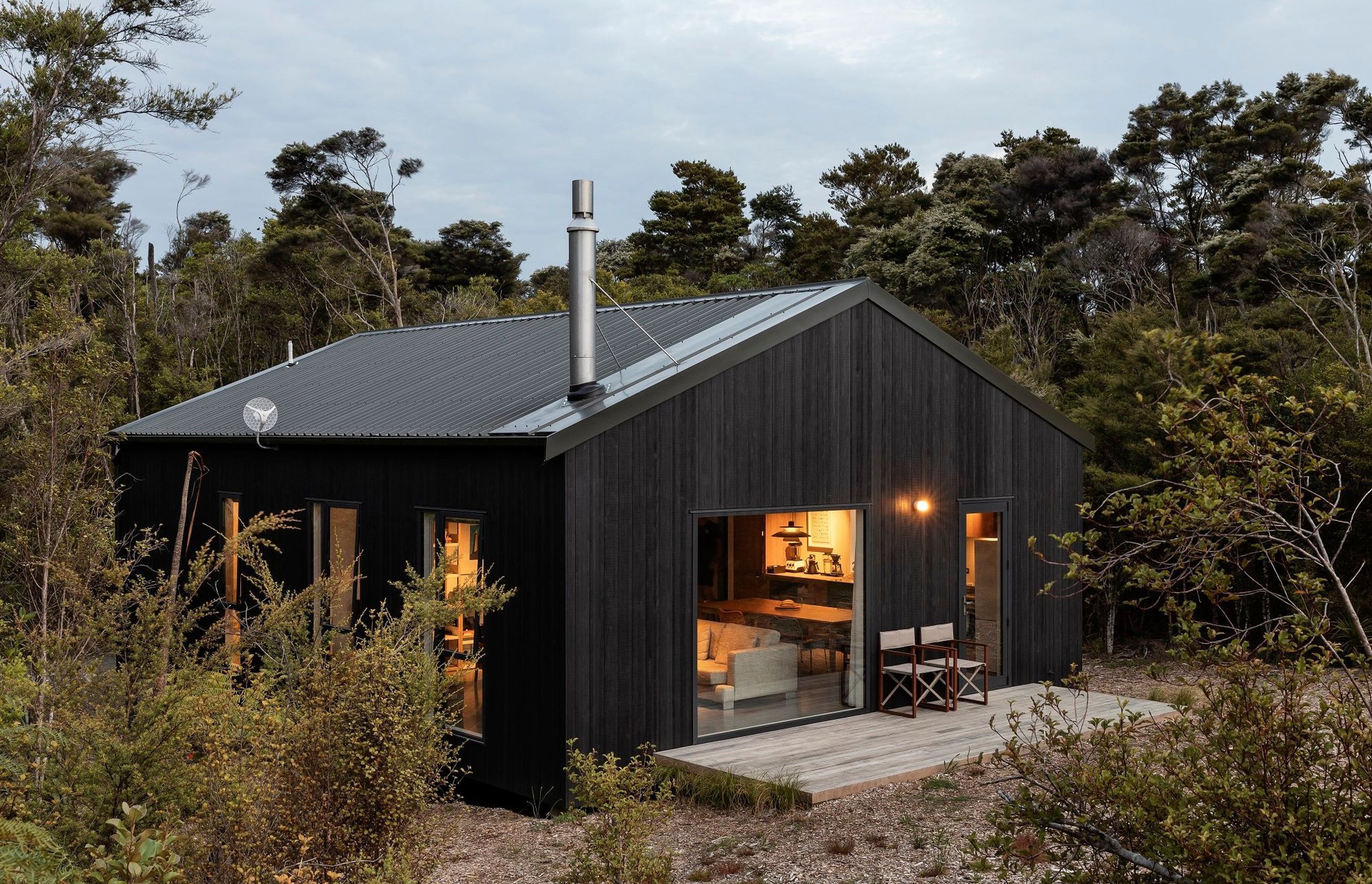 The Abodo cladding and deep green corrugated roof fit perfectly into the native bushcape that surrounds this rural retreat.