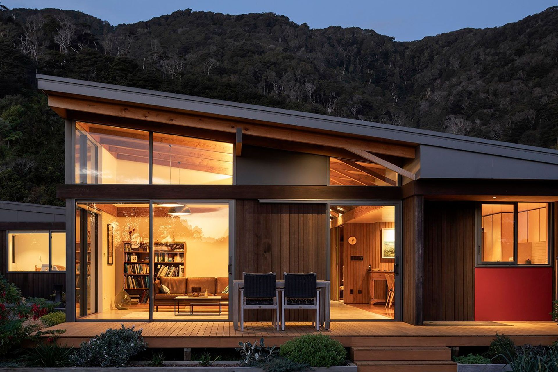 The house is essentially two linked forms with a 'top hat' sitting across them to create a courtyard-style house where the public areas are in the centre and bounded by the private areas. 