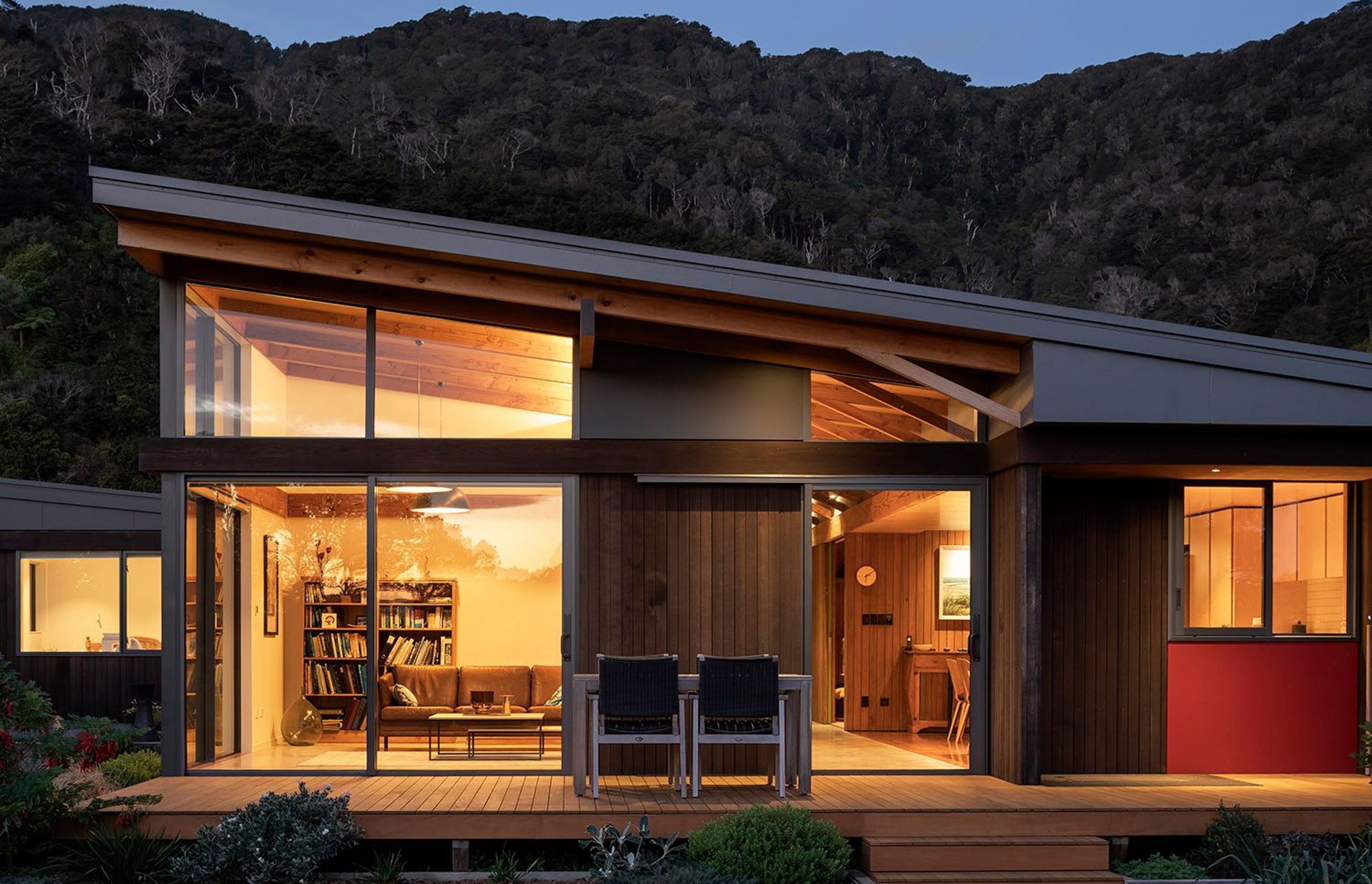 The house is essentially two linked forms with a 'top hat' sitting across them to create a courtyard-style house where the public areas are in the centre and bounded by the private areas.