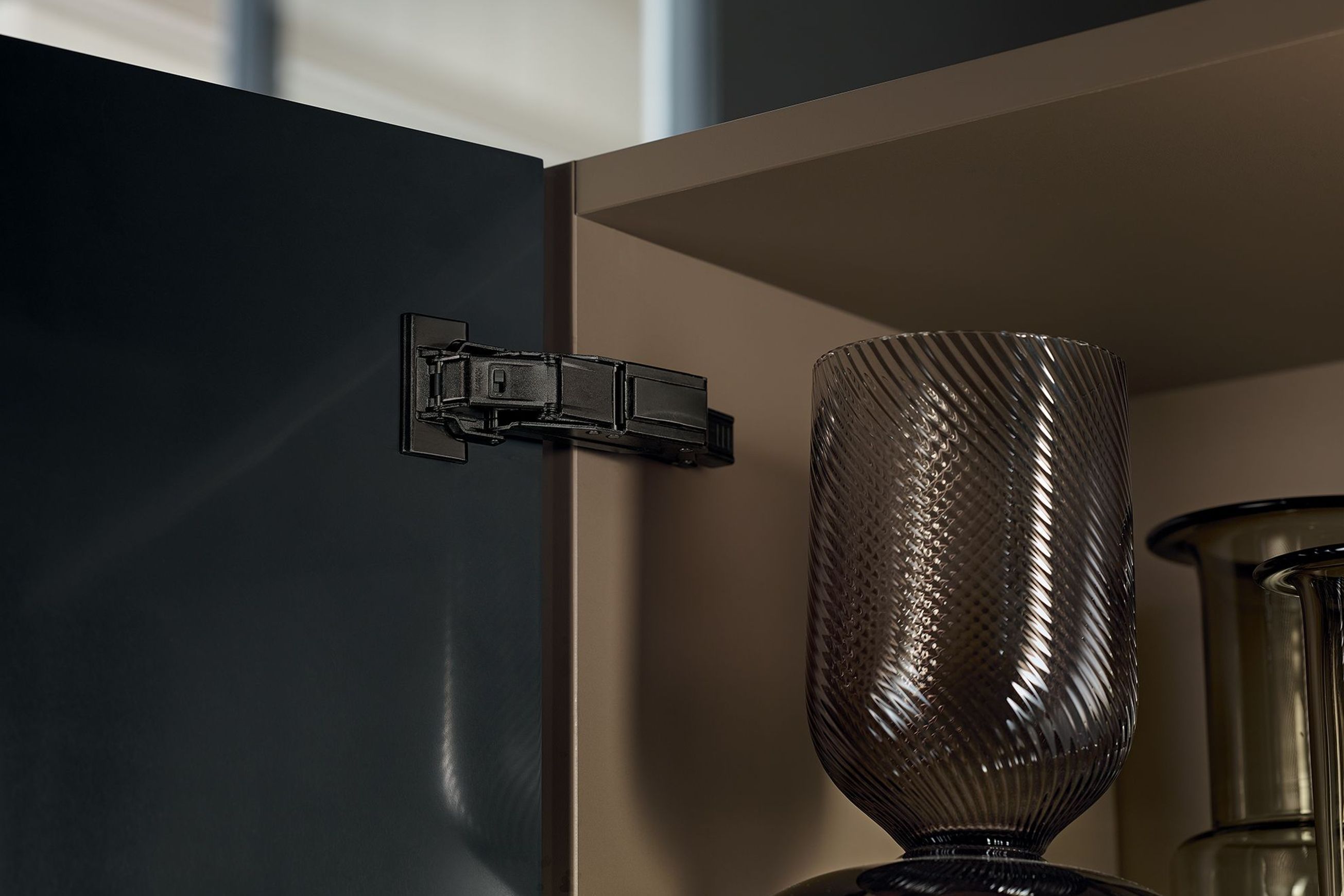 EXPANDO T – fixing system for thin fronts