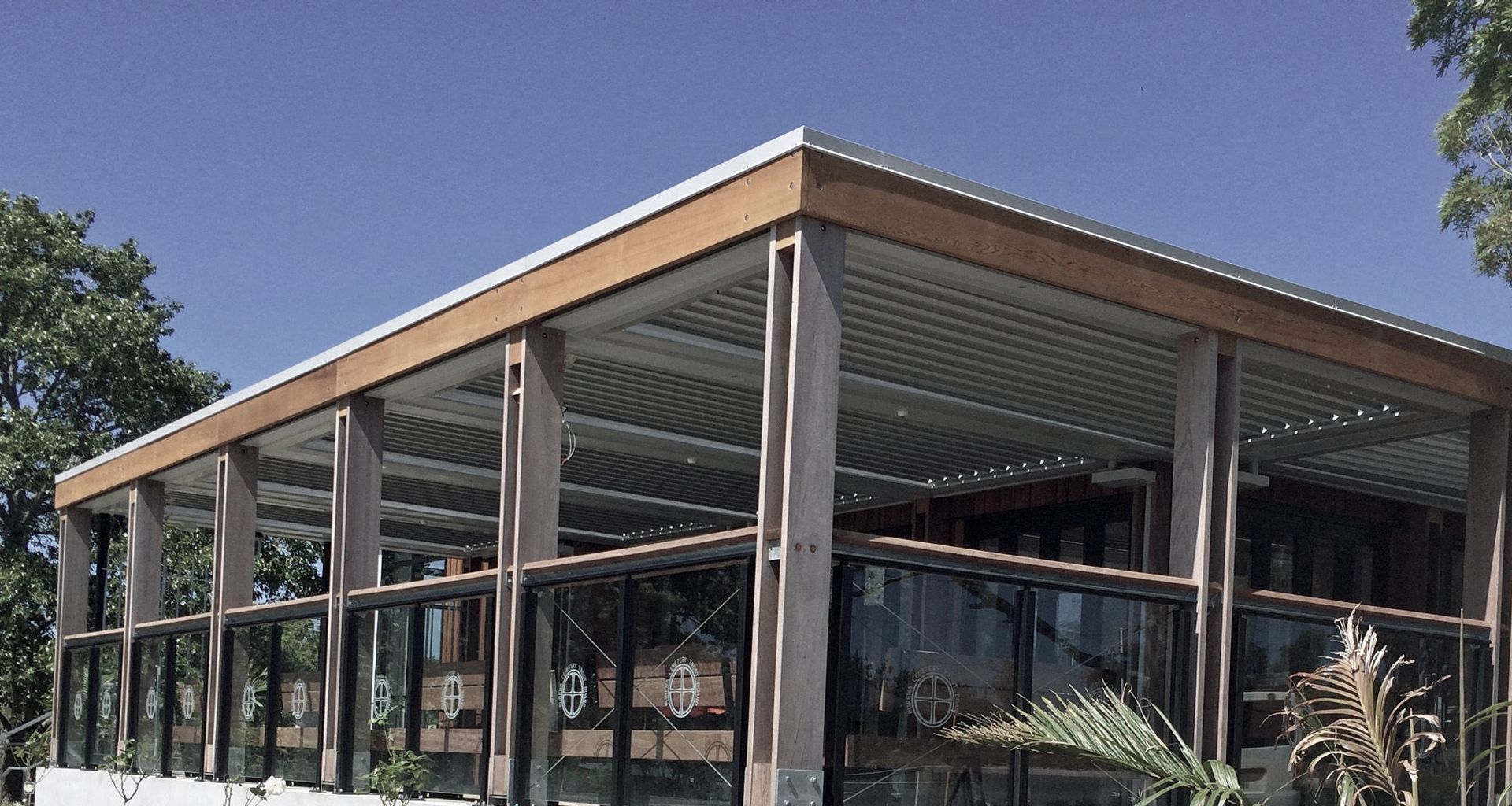 Edgetec Commercial top fix in satin black banner