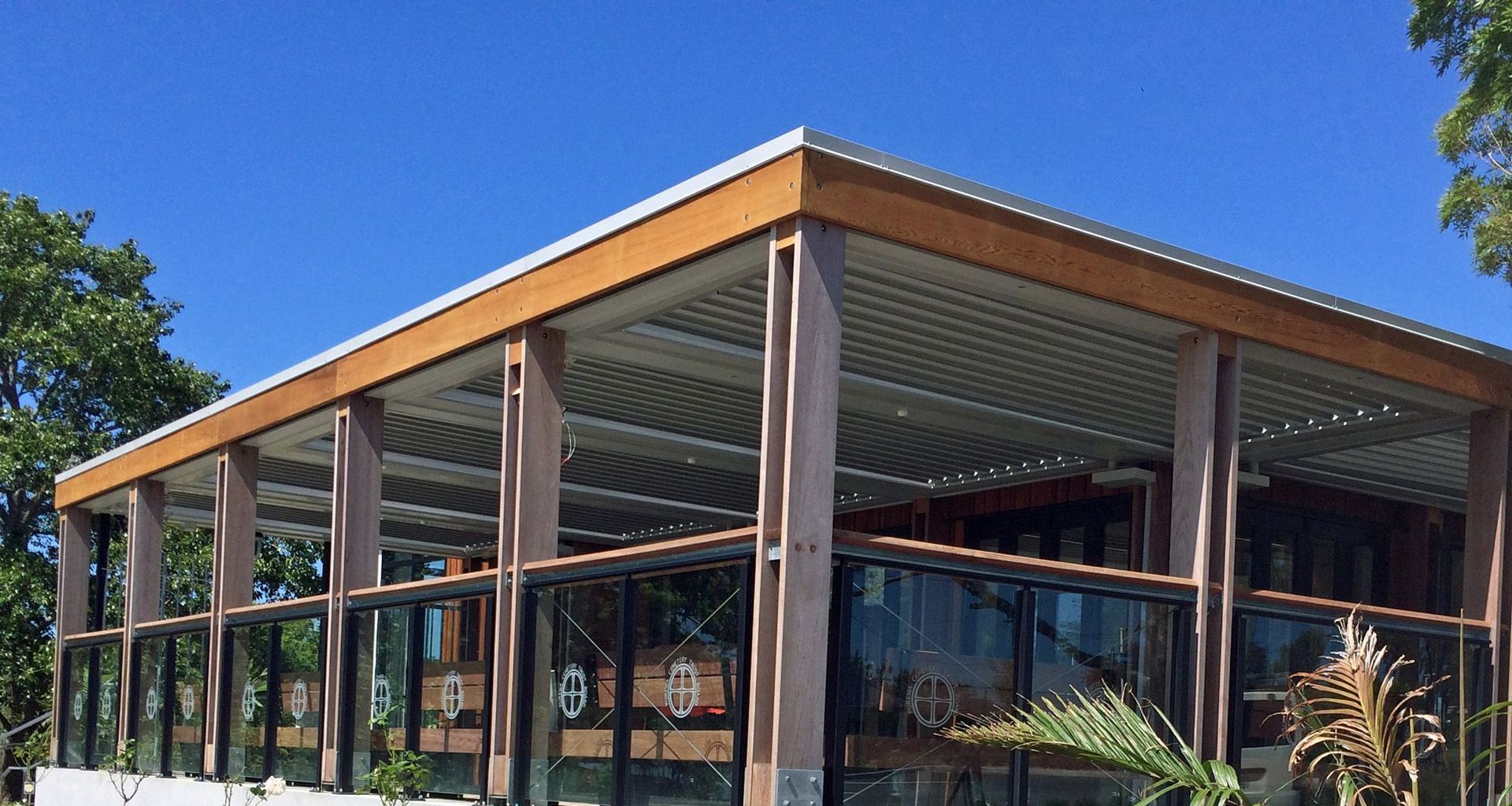 Edgetec Commercial top fix in satin black banner