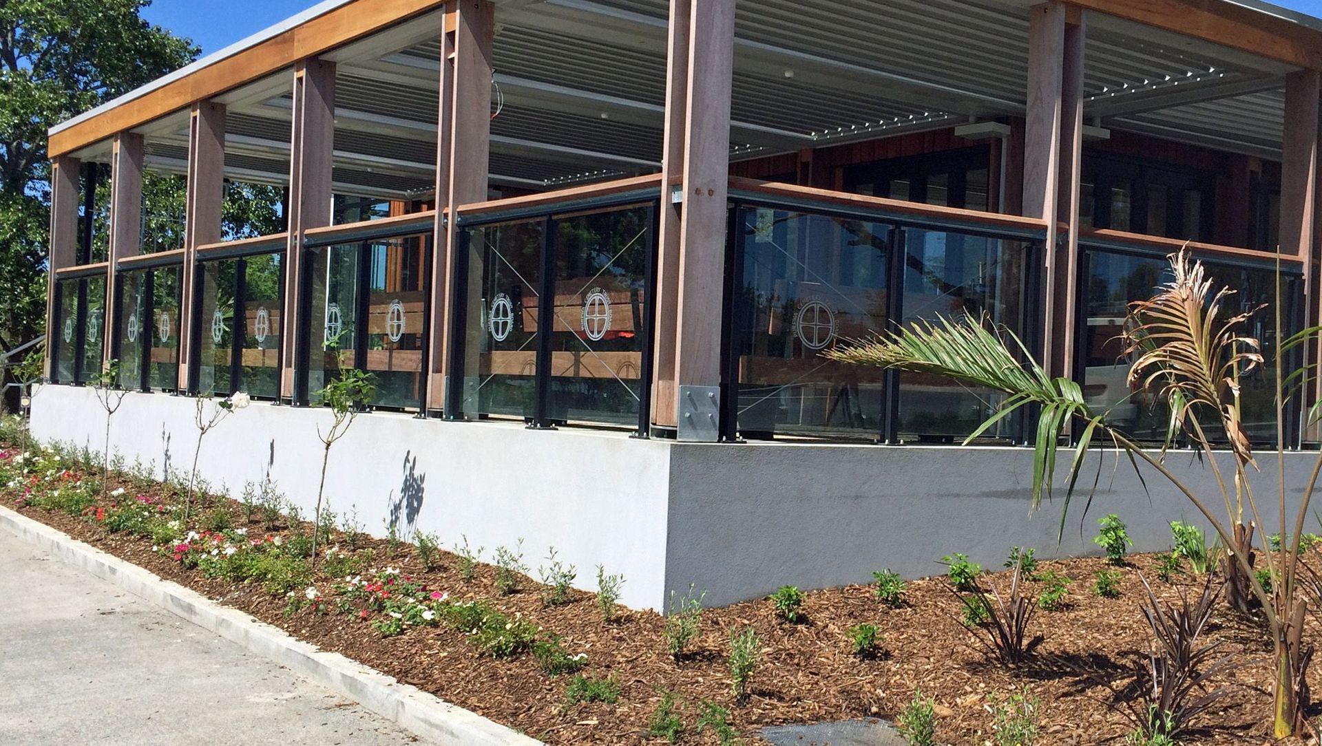 Edgetec Commercial top fix in satin black banner