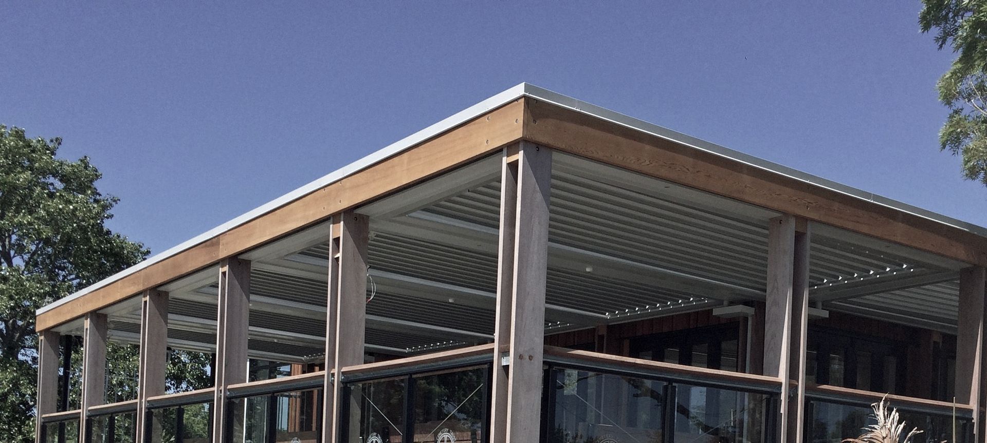 Edgetec Commercial top fix in satin black banner