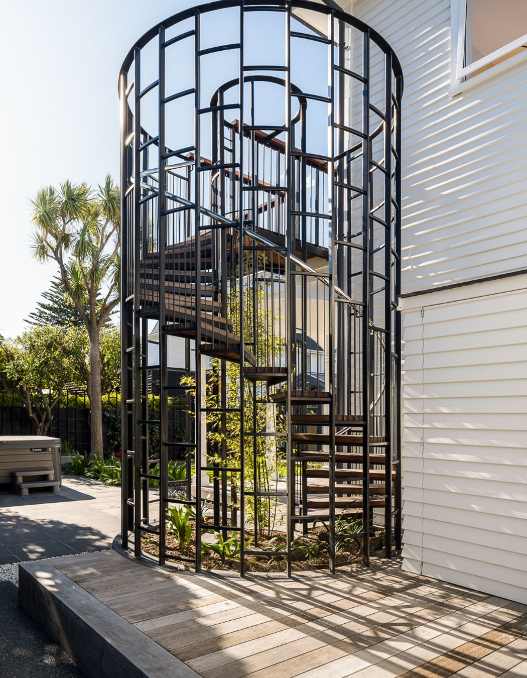 The spiral staircase links the two storeys and refers to the pattern of the window joinery.
