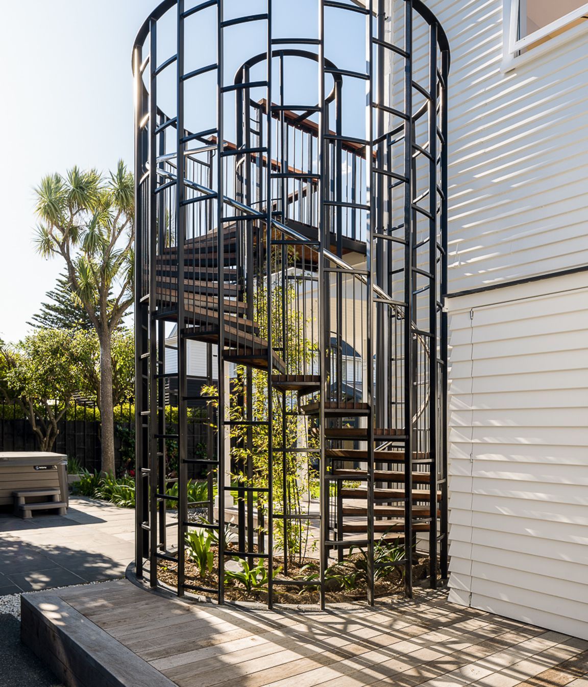 The spiral staircase links the two storeys and refers to the pattern of the window joinery.